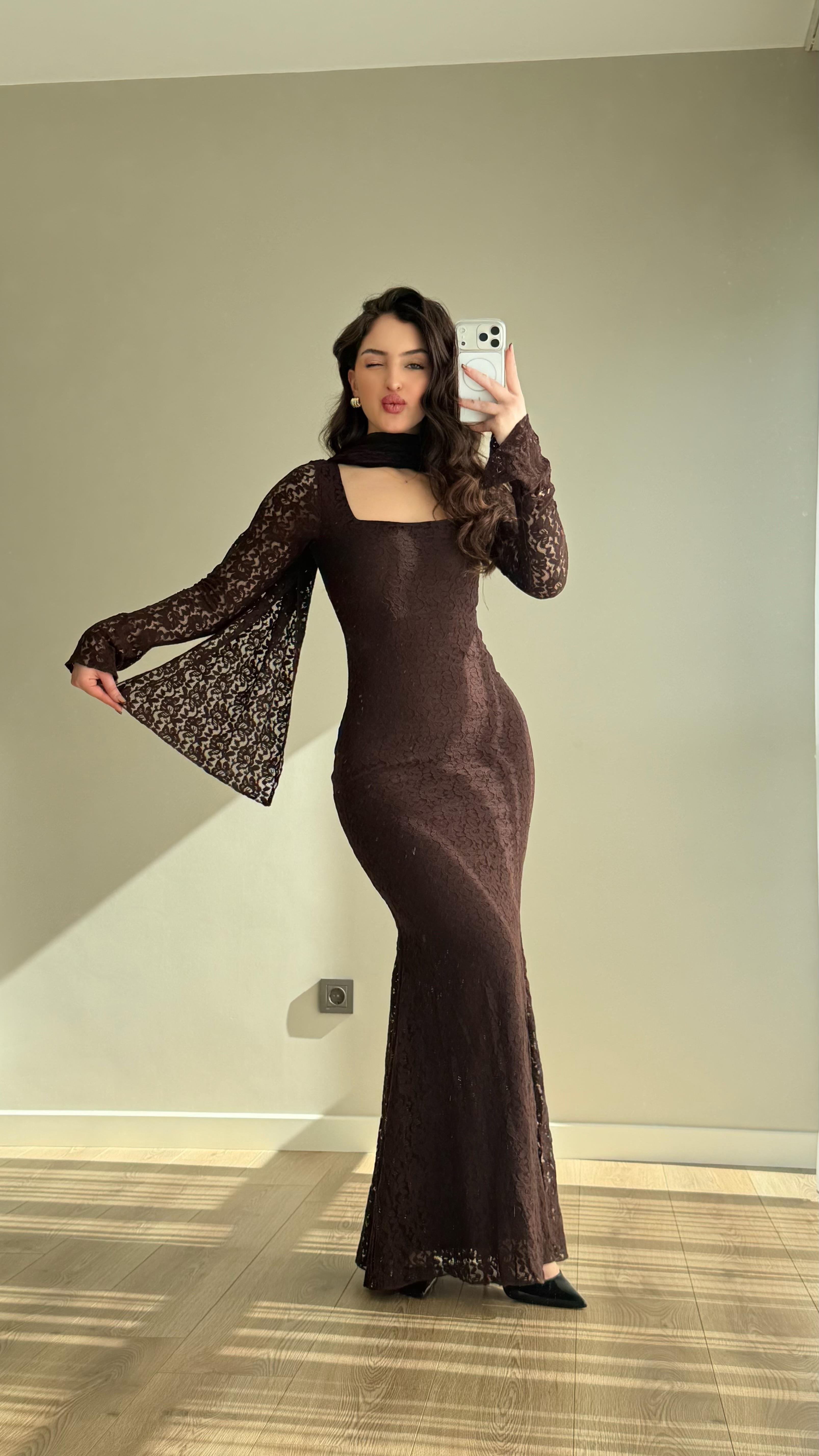 Kare Yaka Fularlı Dantel Uzun Elbise Kahverengi 