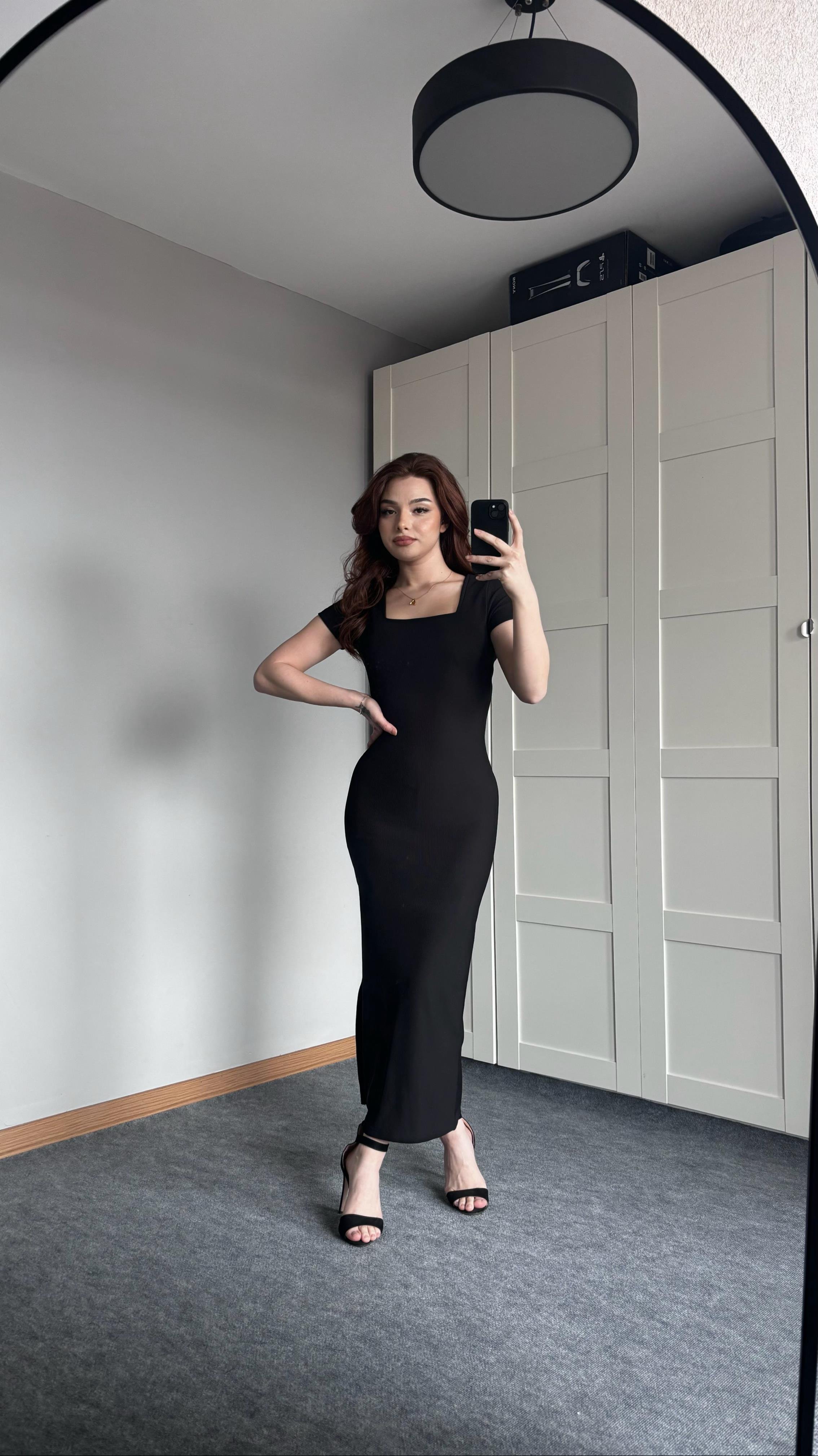 Kare Yaka Kısa Kol Siyah Elbise