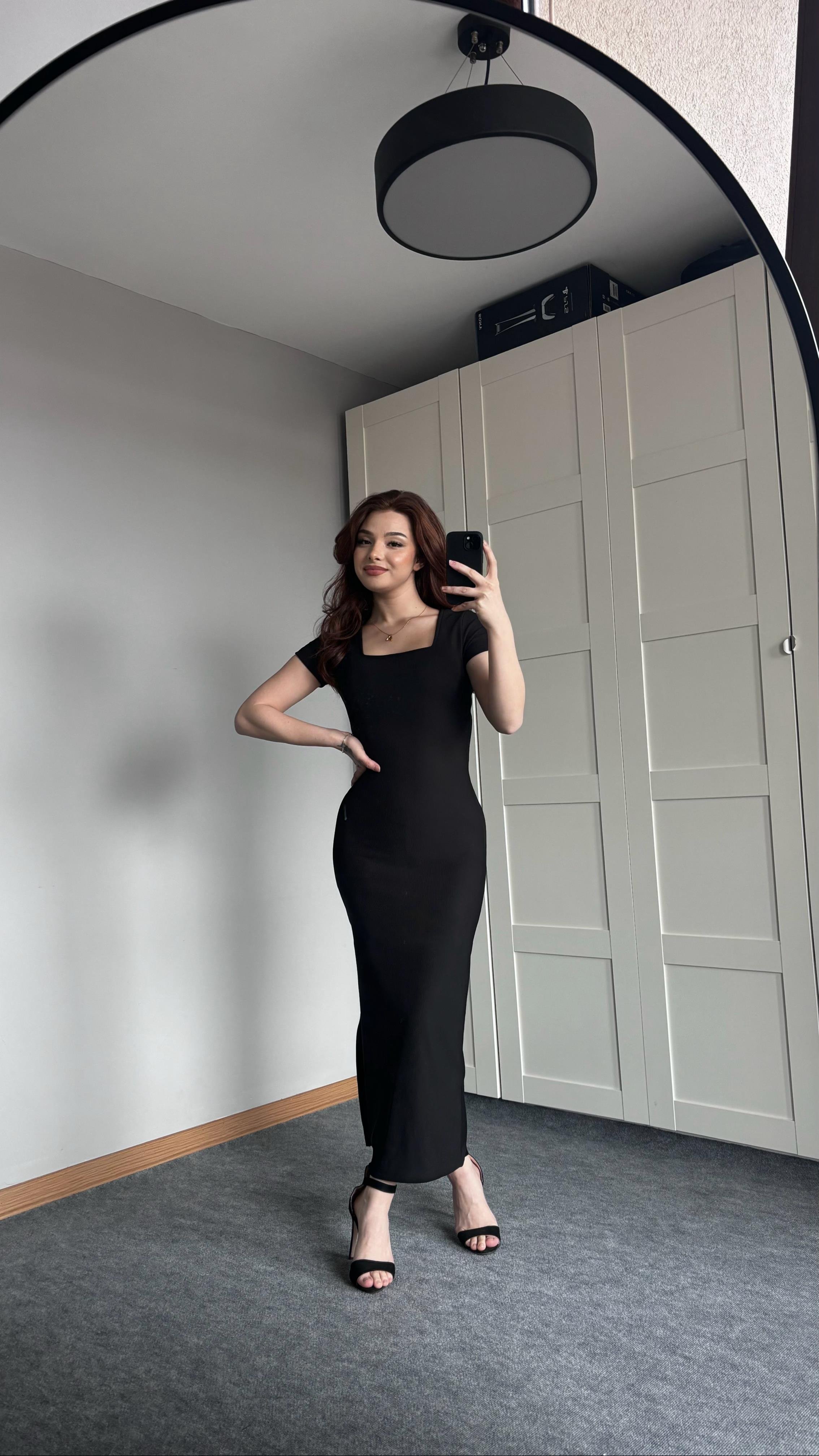 Kare Yaka Kısa Kol Siyah Elbise