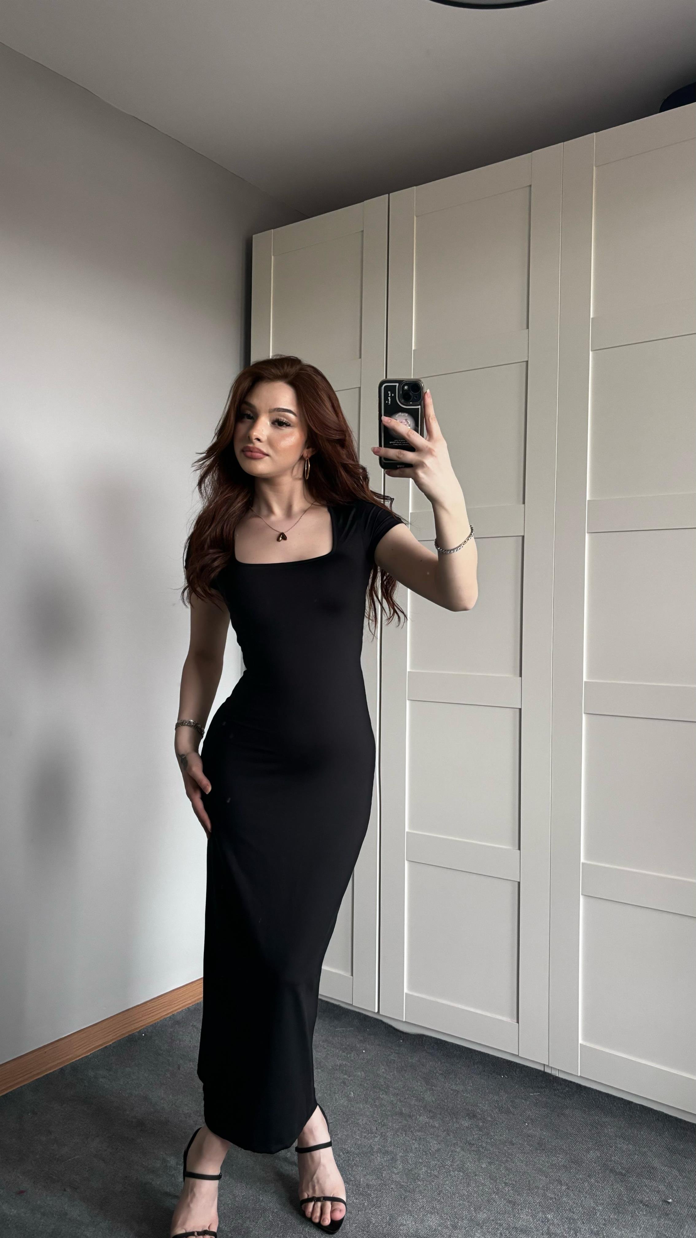 Kare Yaka Kısa Kol Siyah Elbise