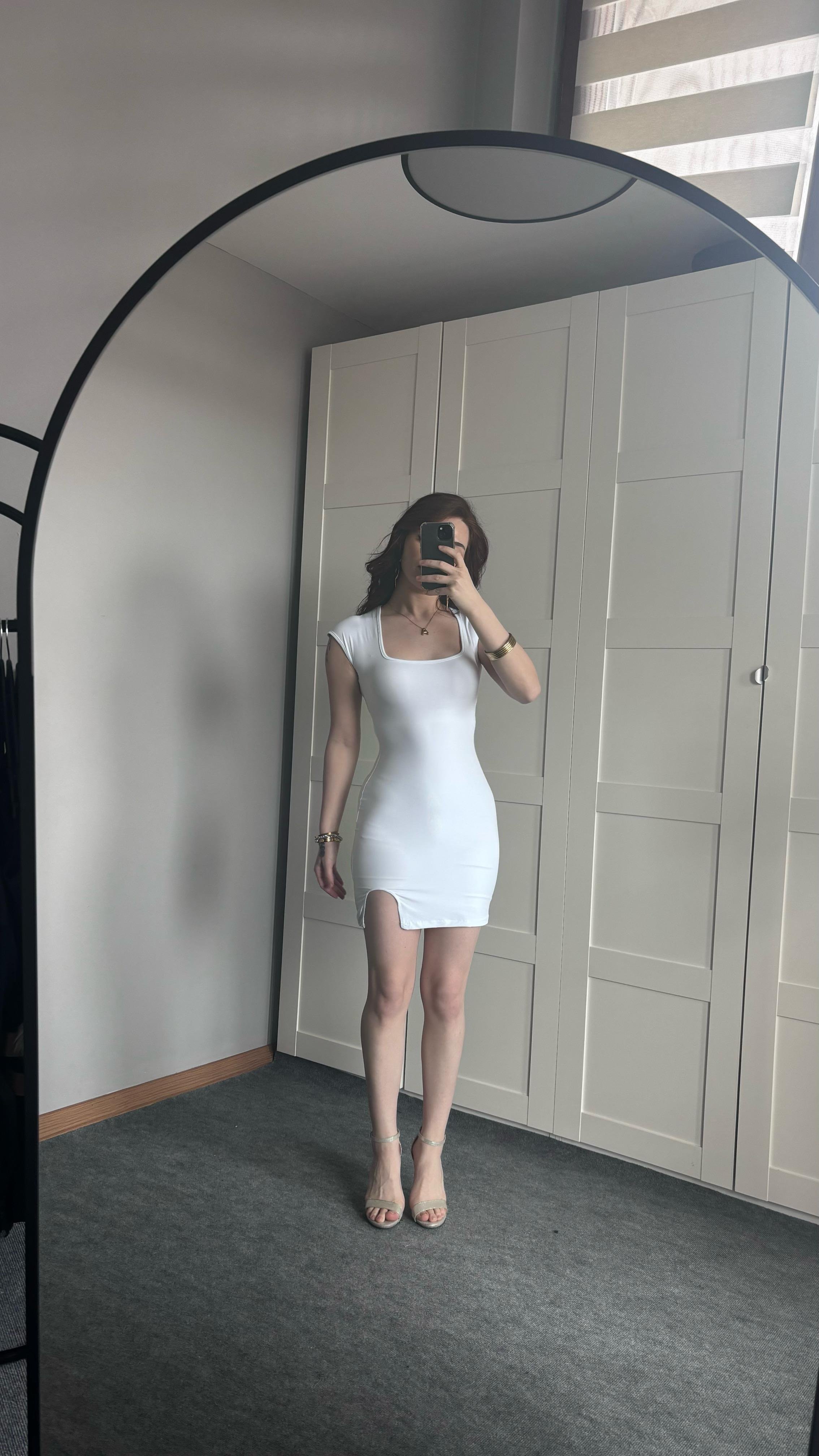 Kare Yaka Mini Yırtmaçlı Elbise Beyaz 