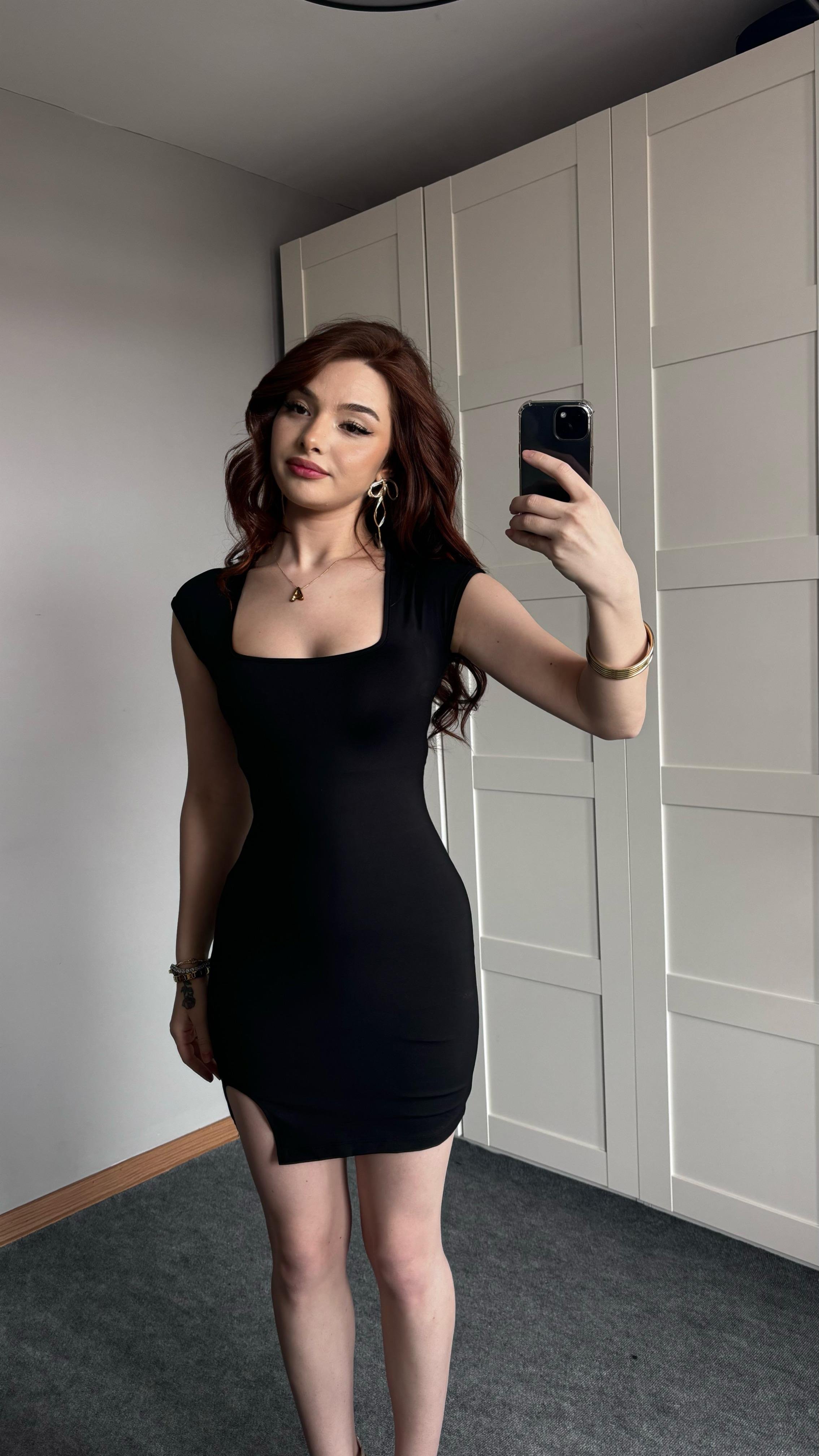Kare Yaka Mini Yırtmaçlı Siyah Elbise