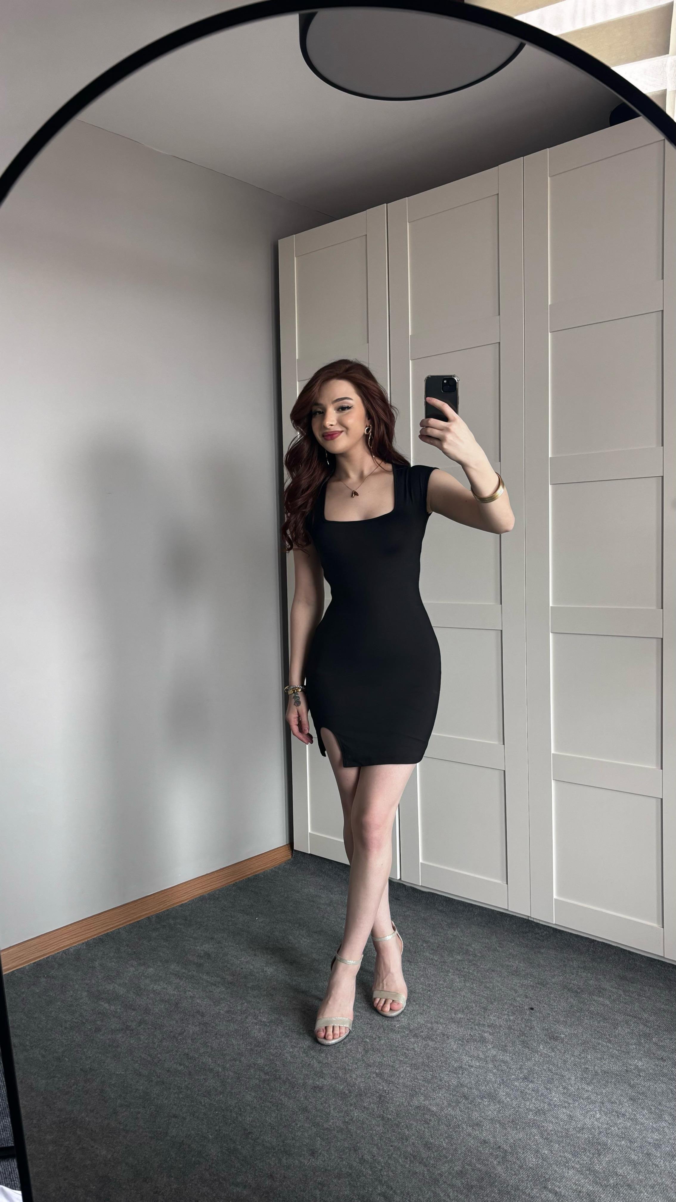 Kare Yaka Mini Yırtmaçlı Siyah Elbise