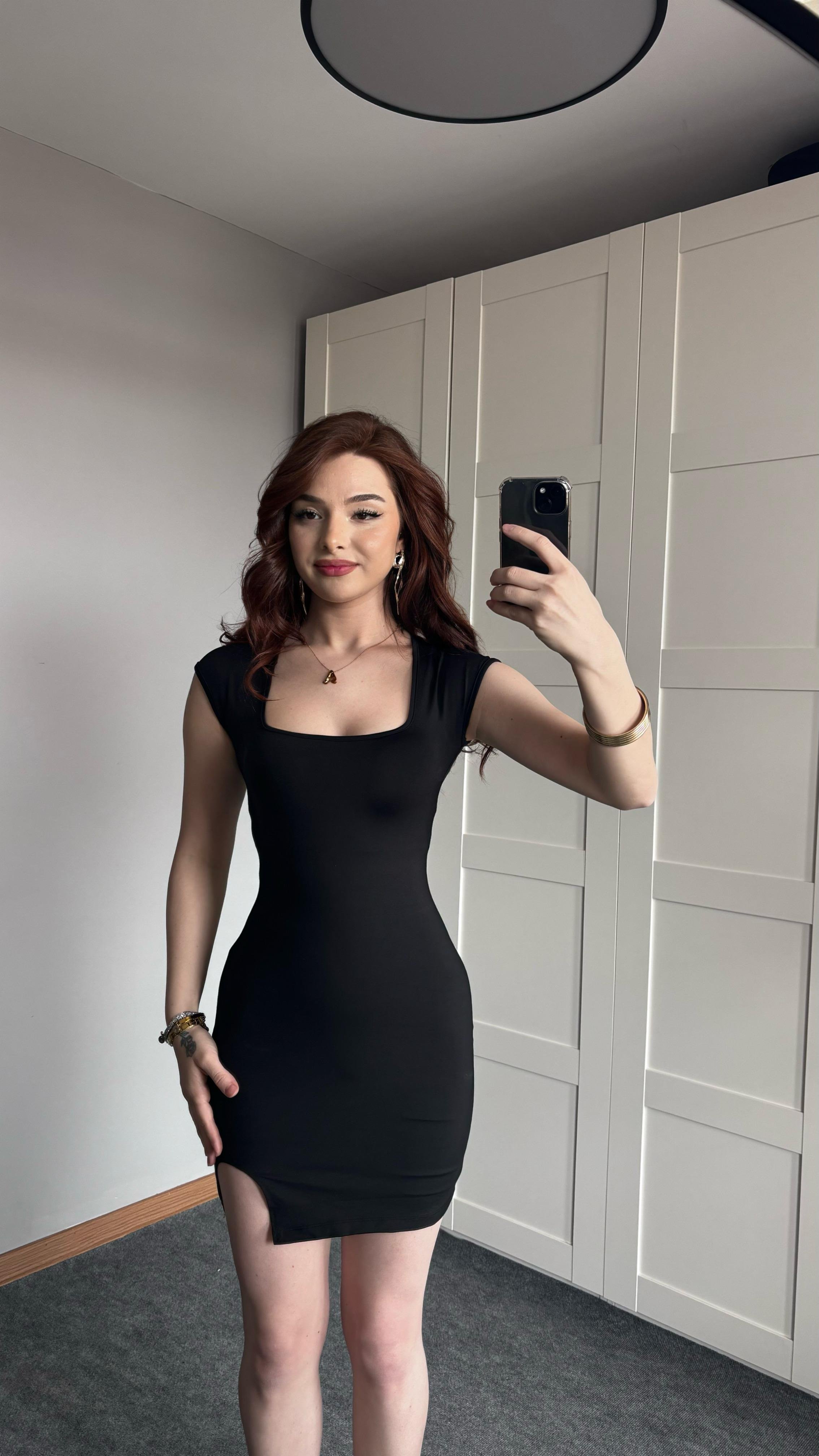Kare Yaka Mini Yırtmaçlı Siyah Elbise
