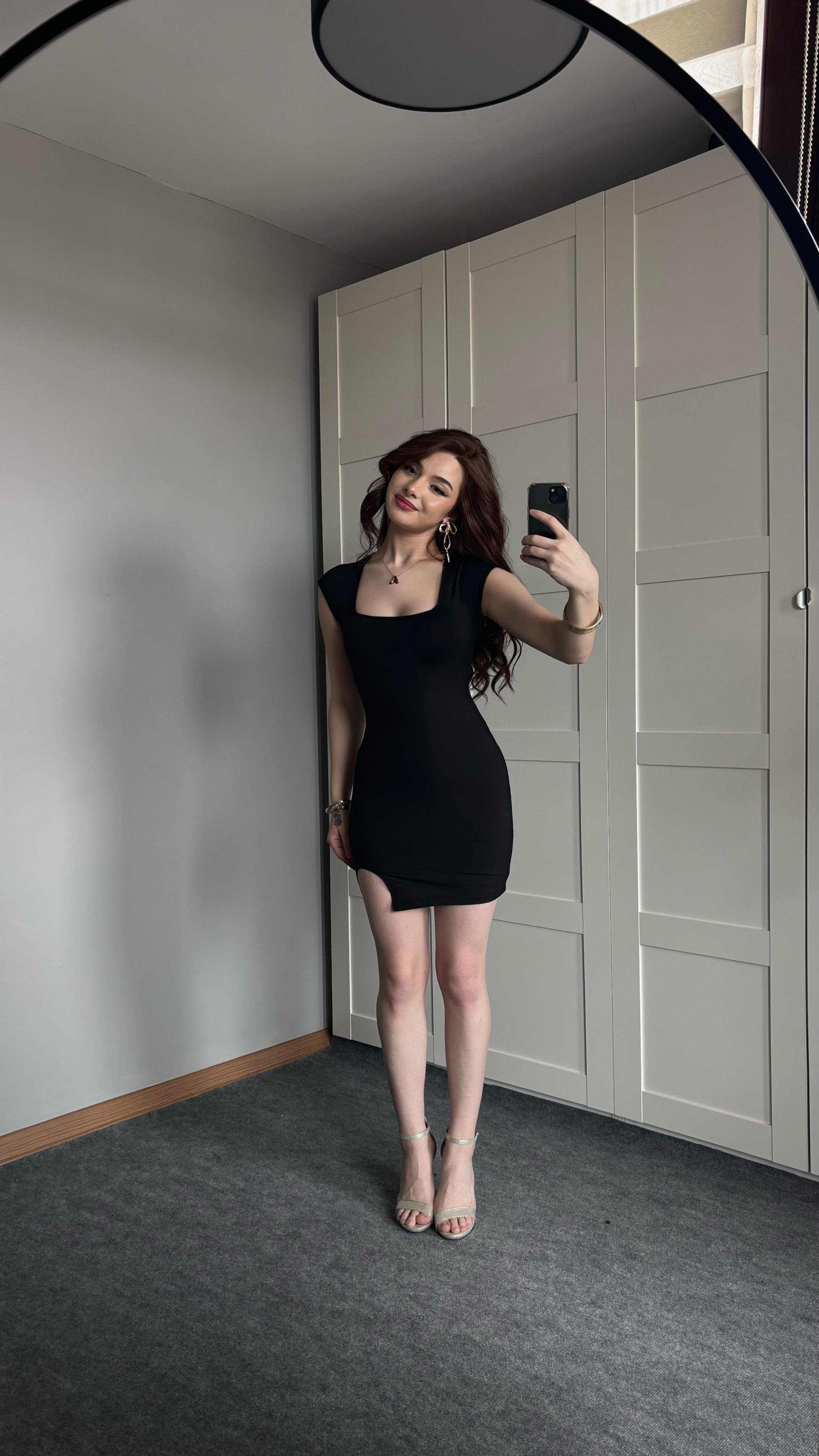 Kare Yaka Mini Yırtmaçlı Siyah Elbise