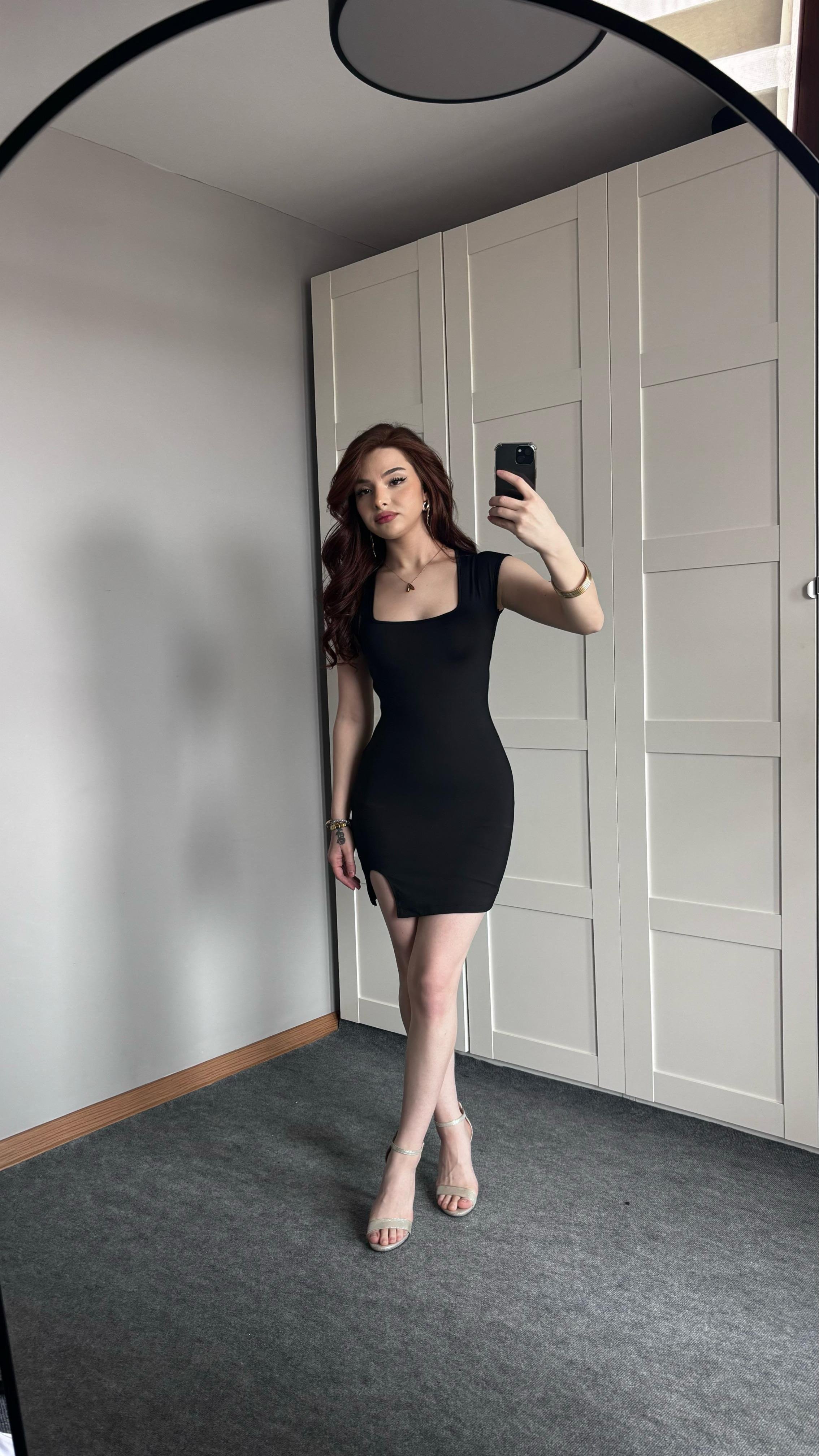 Kare Yaka Mini Yırtmaçlı Siyah Elbise