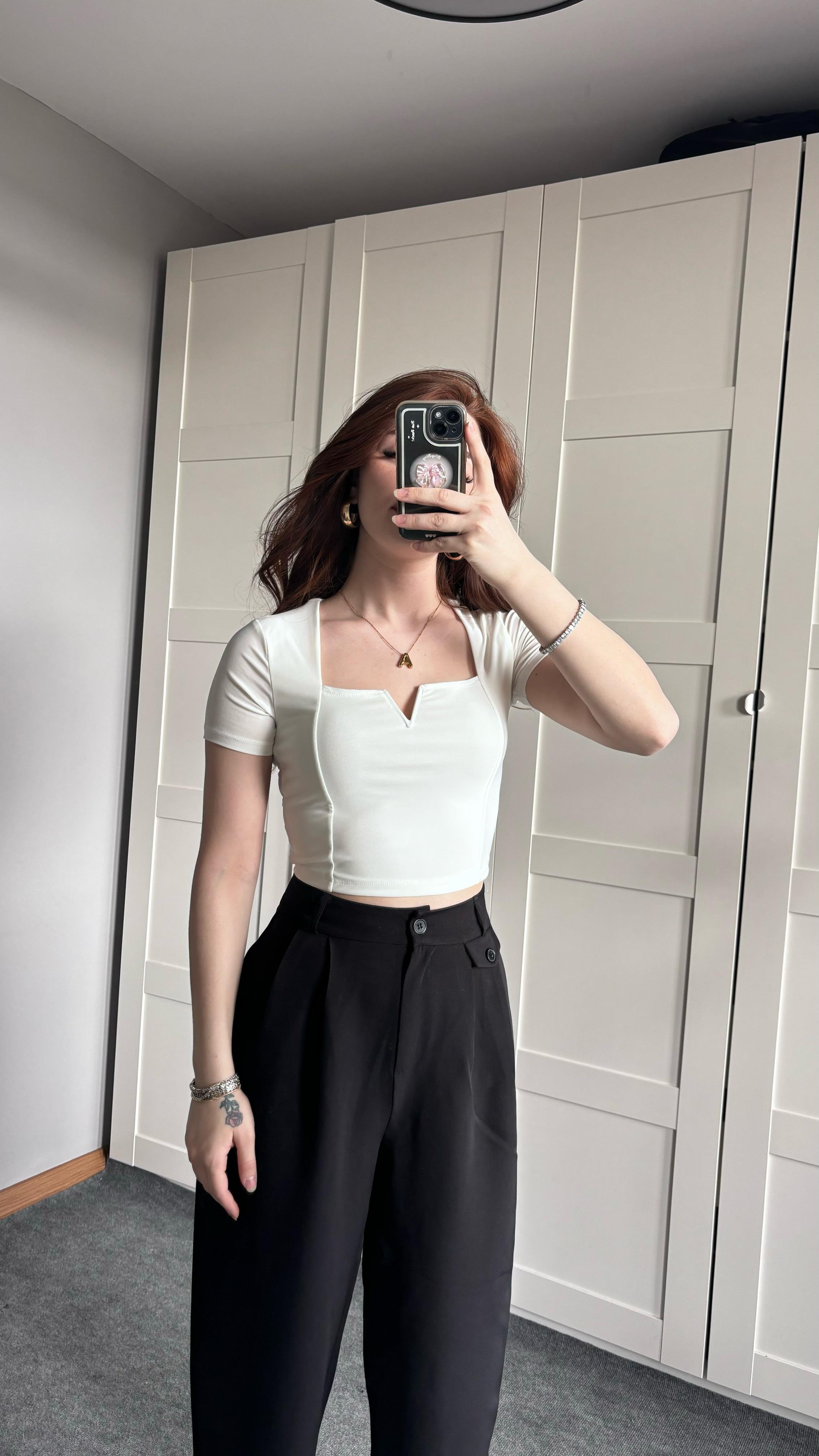 Kare Yaka V Demir Beyaz Crop