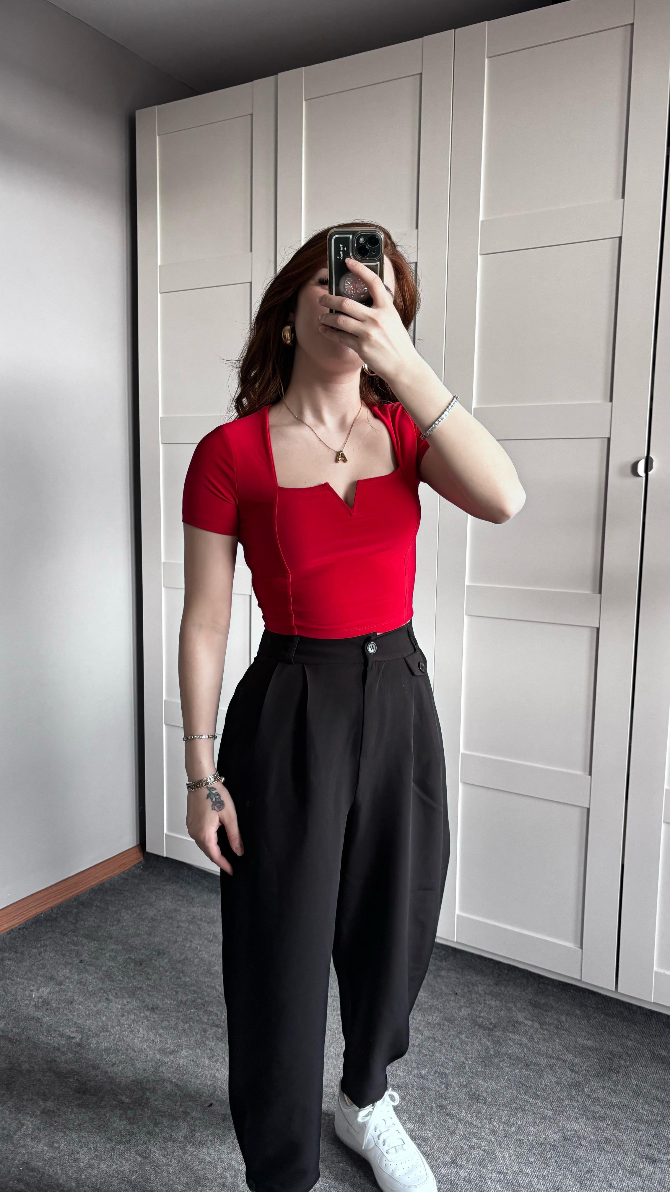 Kare Yaka V Demir Kırmızı Crop
