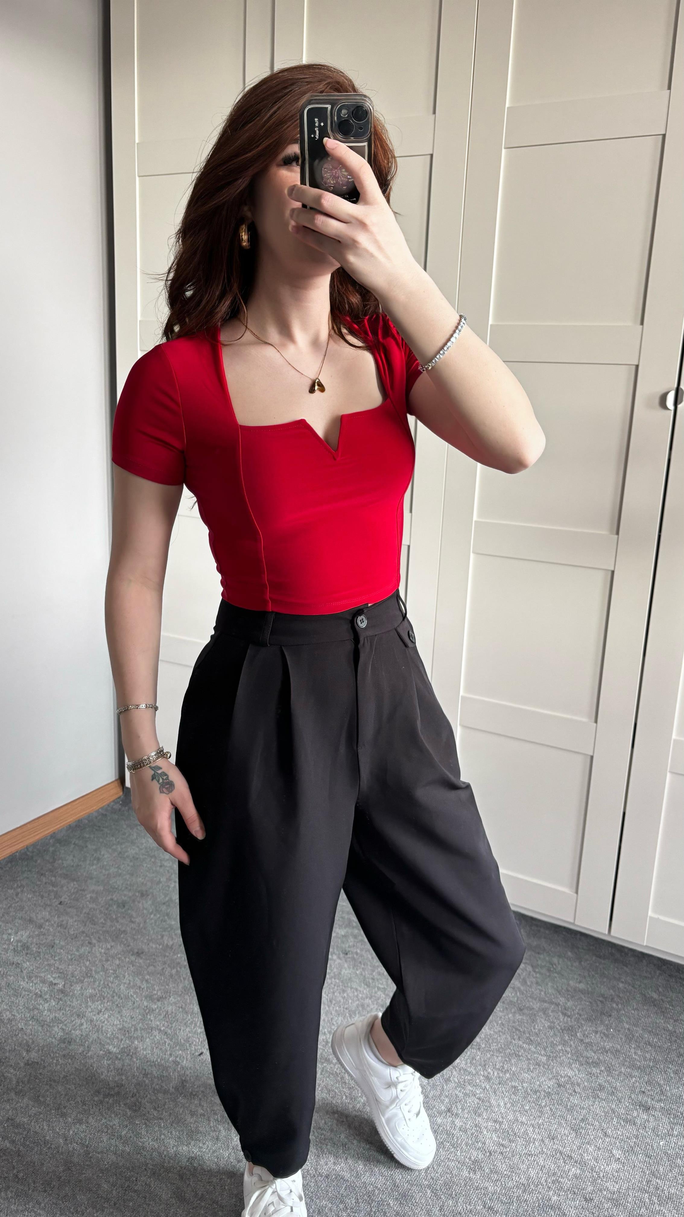 Kare Yaka V Demir Kırmızı Crop