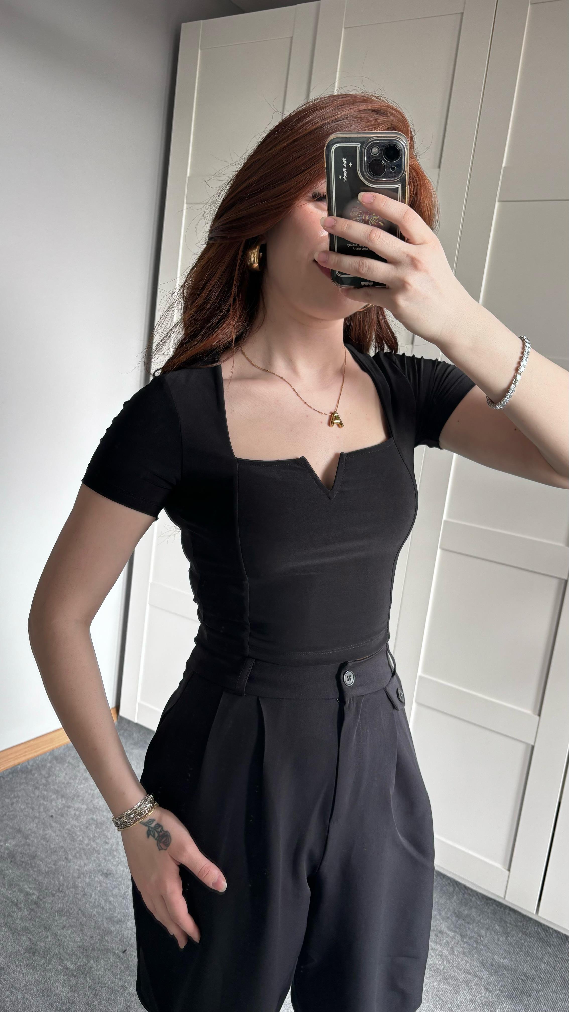 Kare Yaka V Demir Siyah Crop