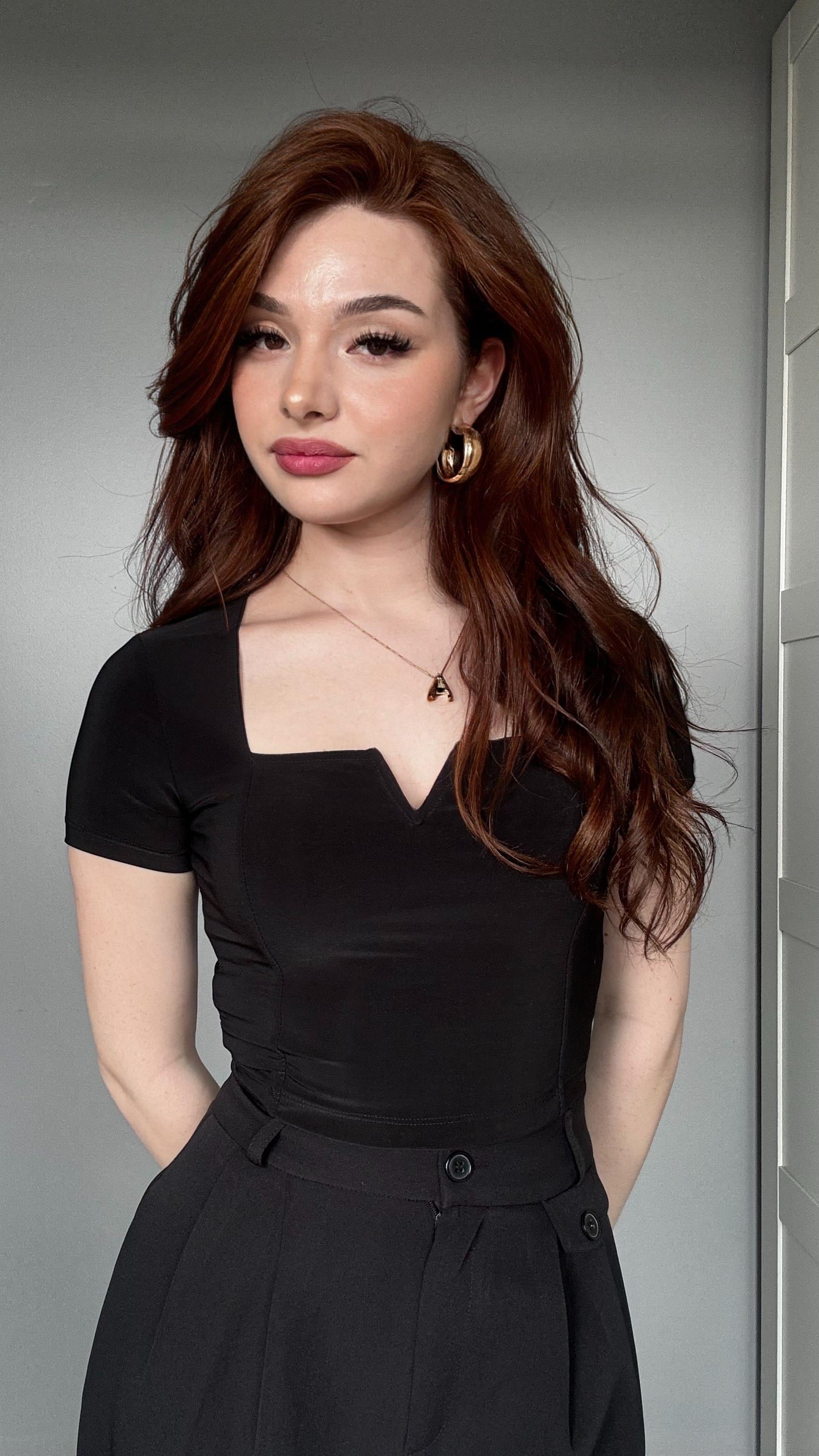 Kare Yaka V Demir Siyah Crop