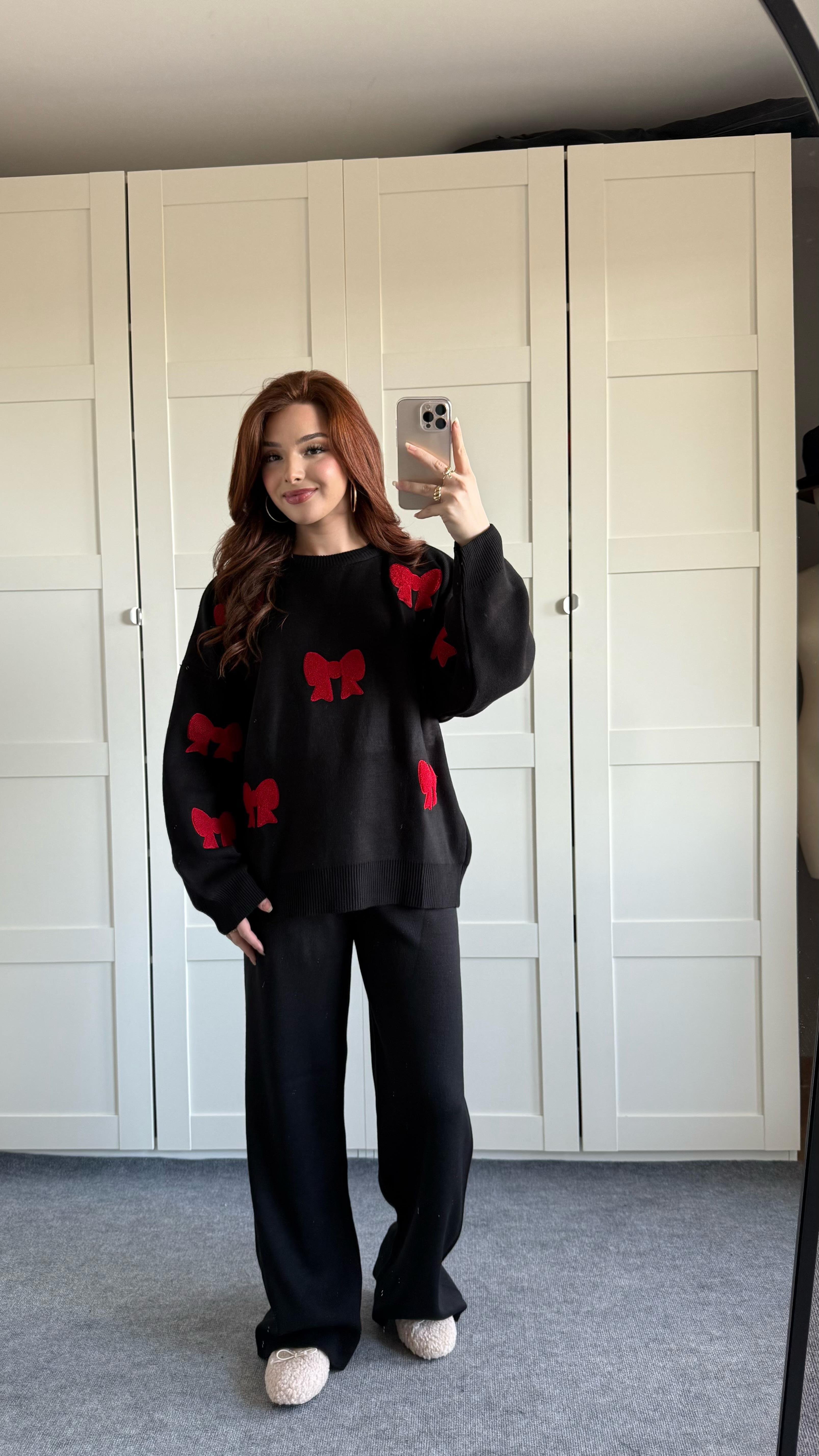 Kırmızı Kurdele İşlemeli Siyah Triko Takım 