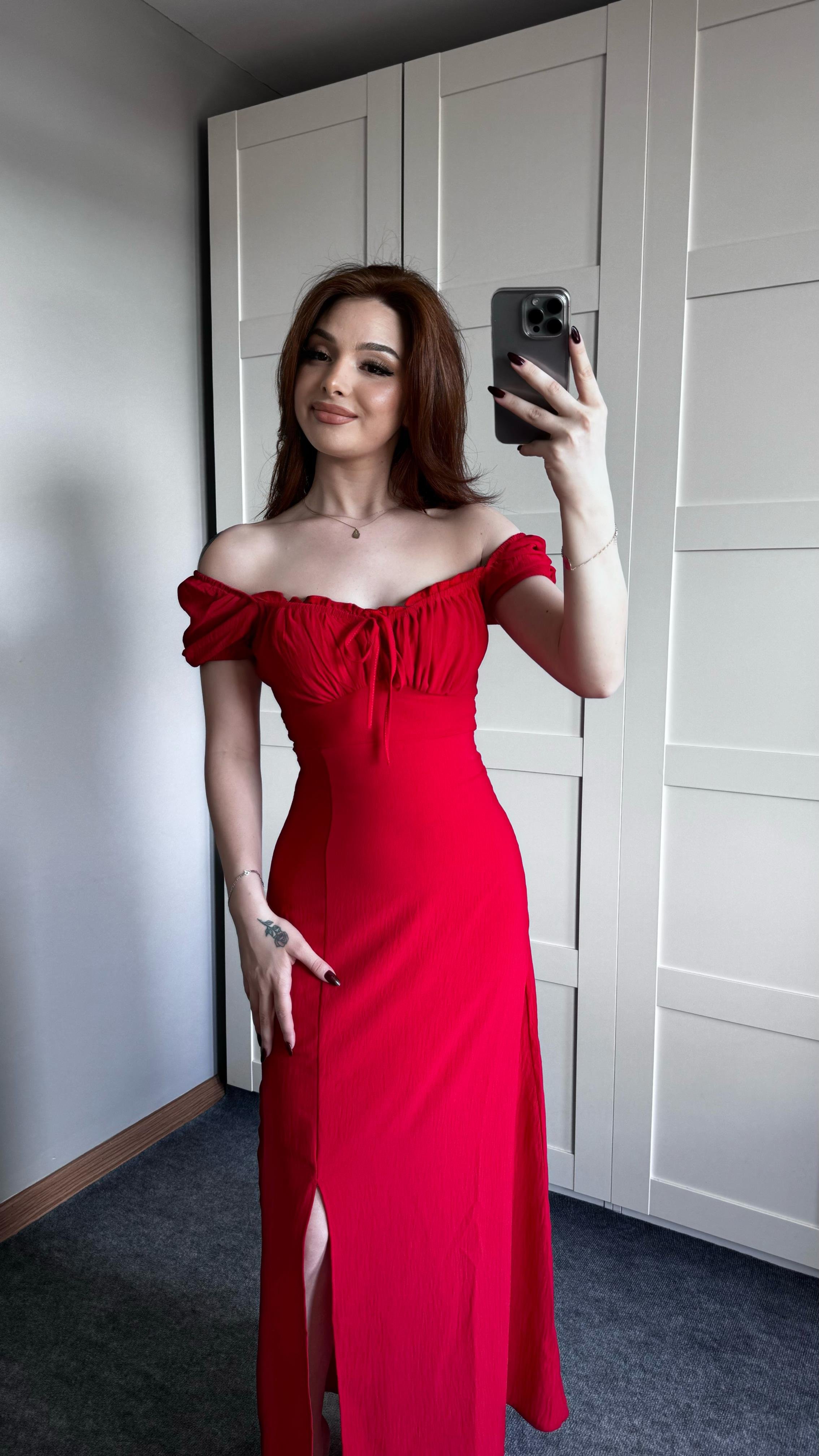 Maria Uzun Kırmızı Elbise
