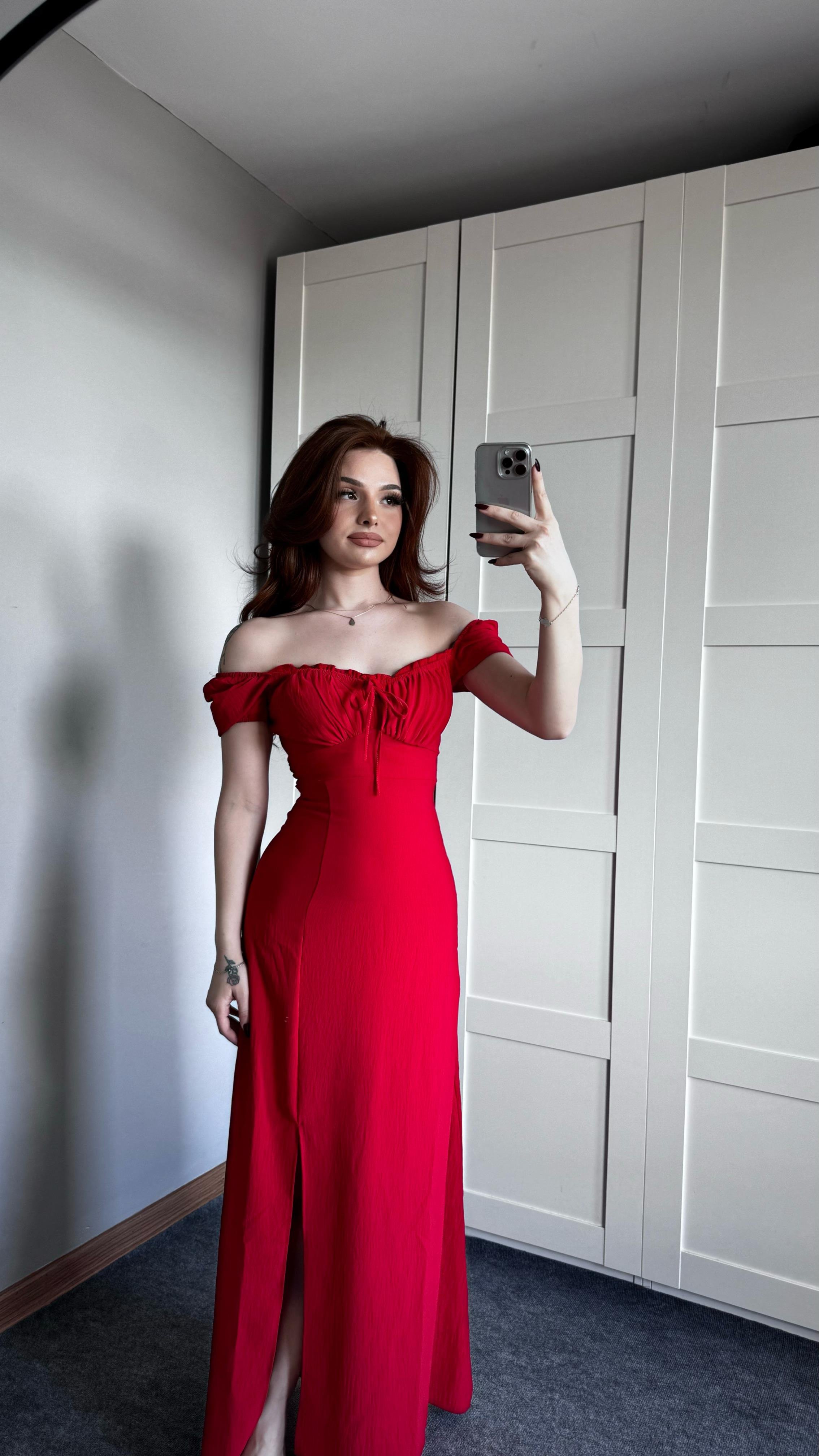 Maria Uzun Kırmızı Elbise
