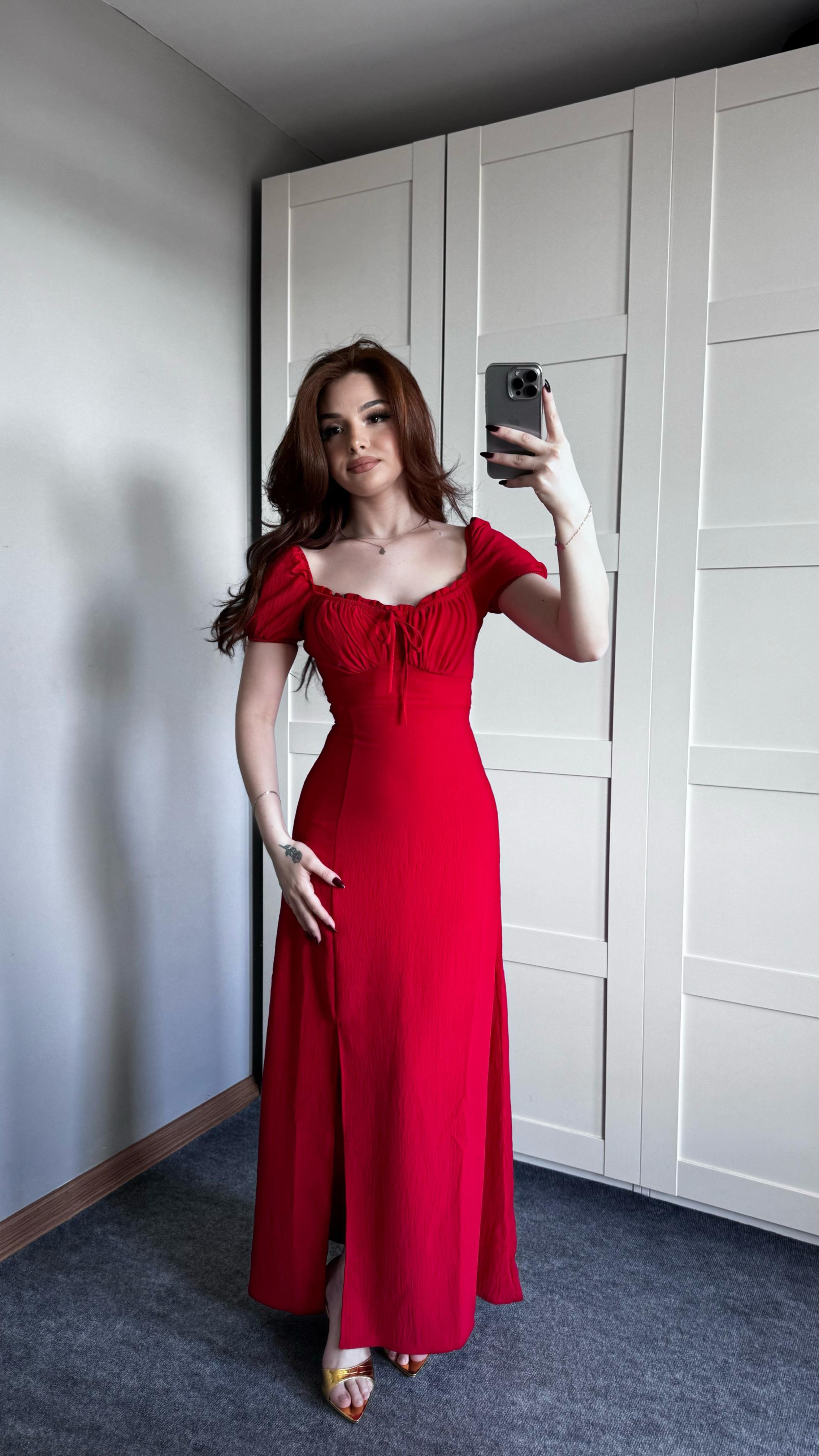 Maria Uzun Kırmızı Elbise