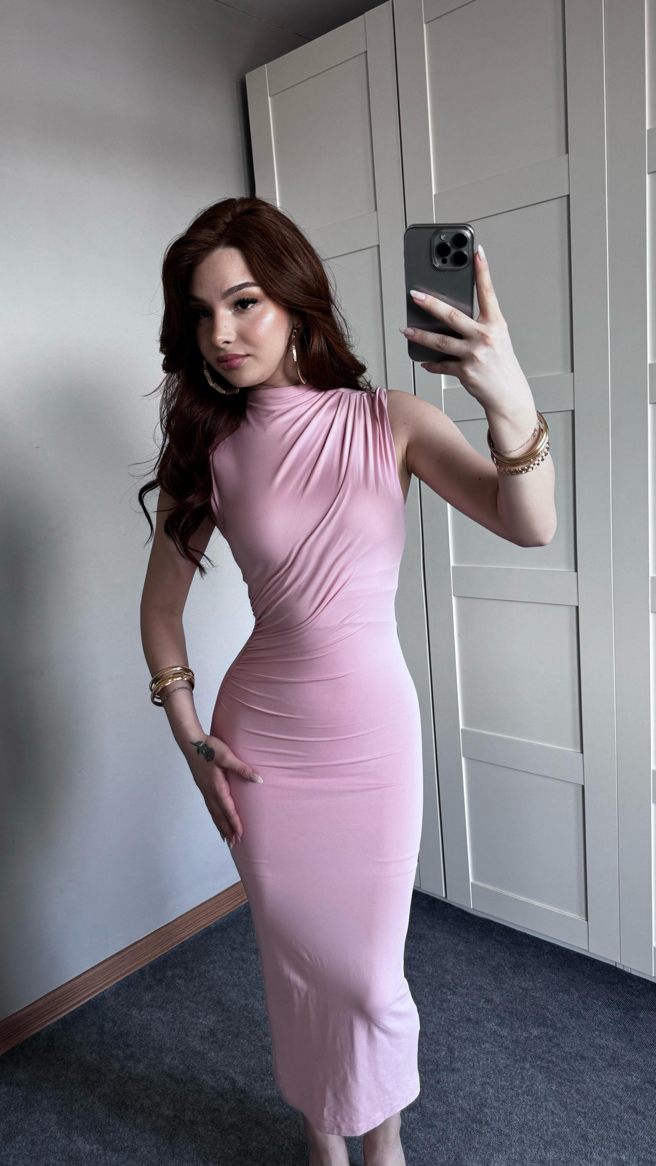 Omuz Ve Bel Büzgülü Pembe Elbise
