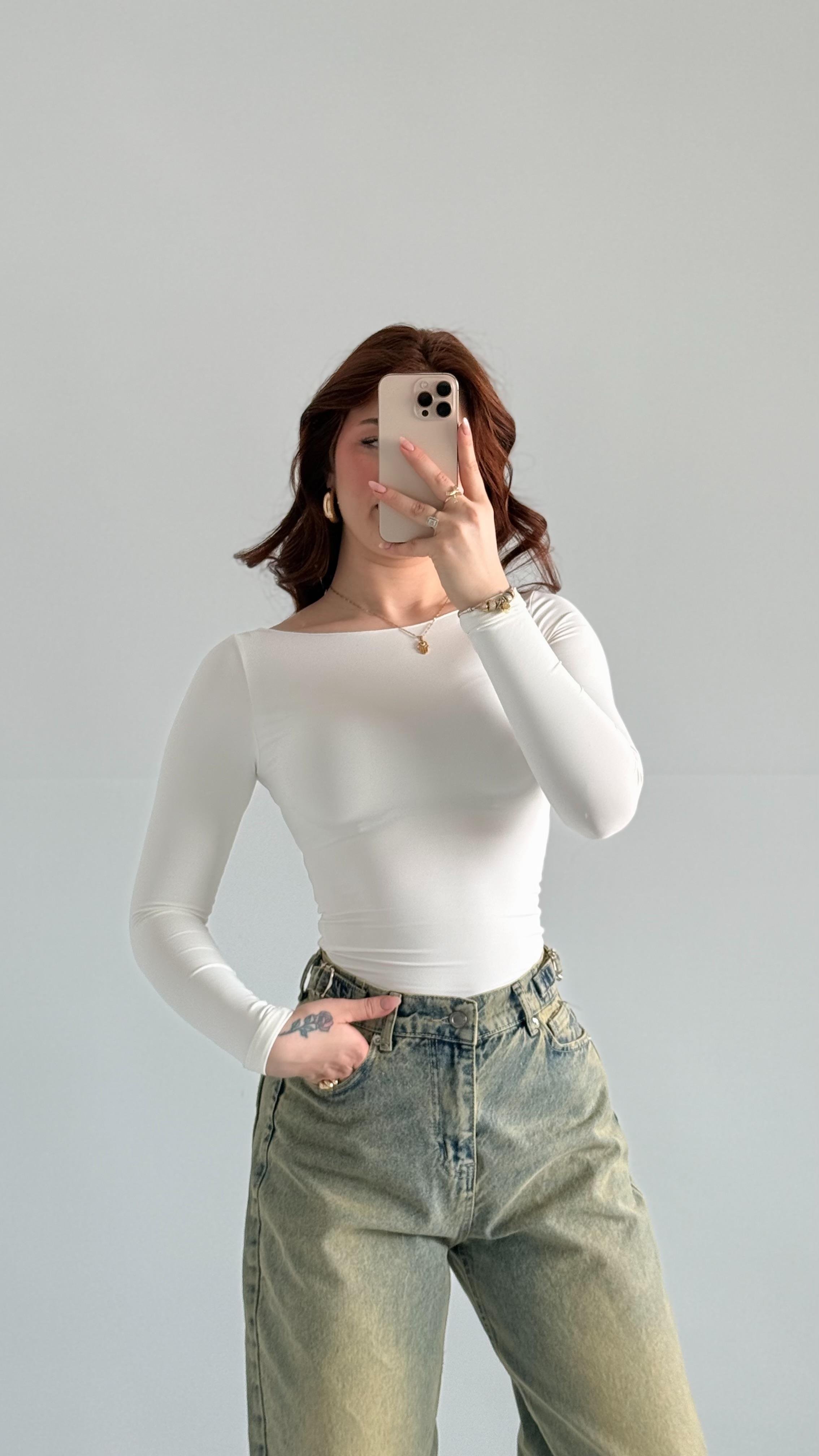 Oval Yaka Vücudu Saran Bluz Beyaz