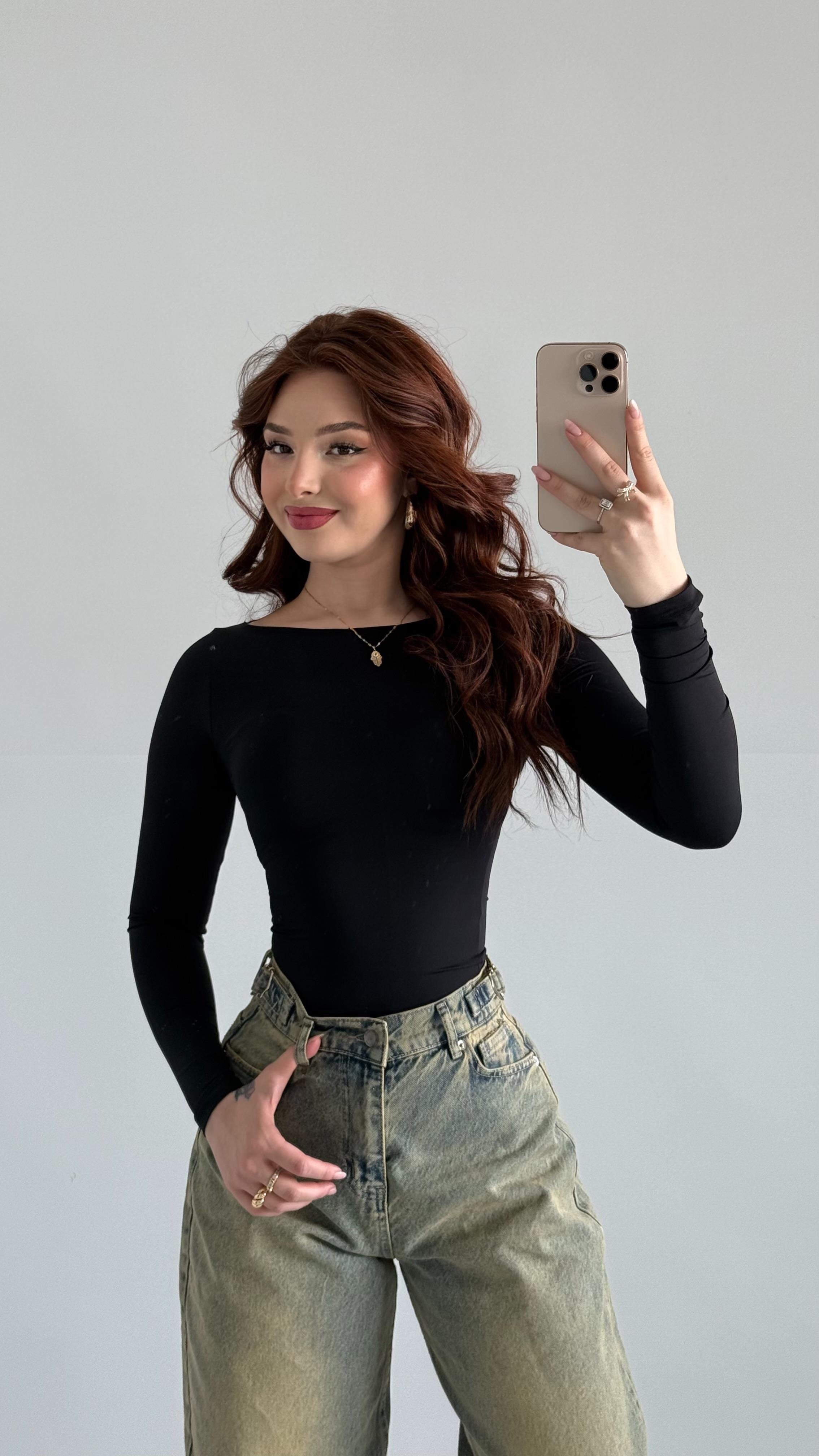 Oval Yaka Vücudu Saran Bluz Siyah