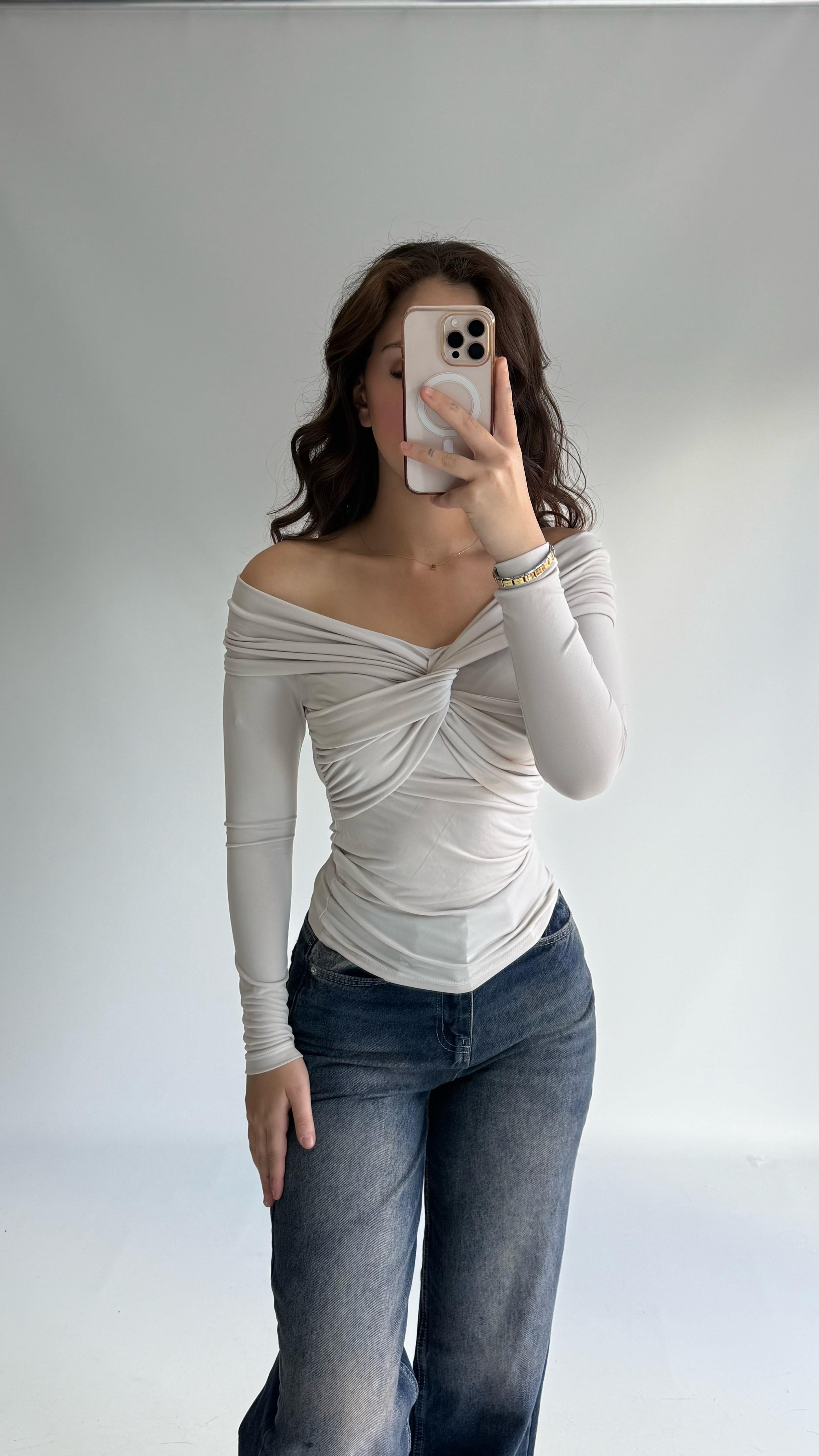 Sandy Önü Burgulu Madonna Bluz Bej