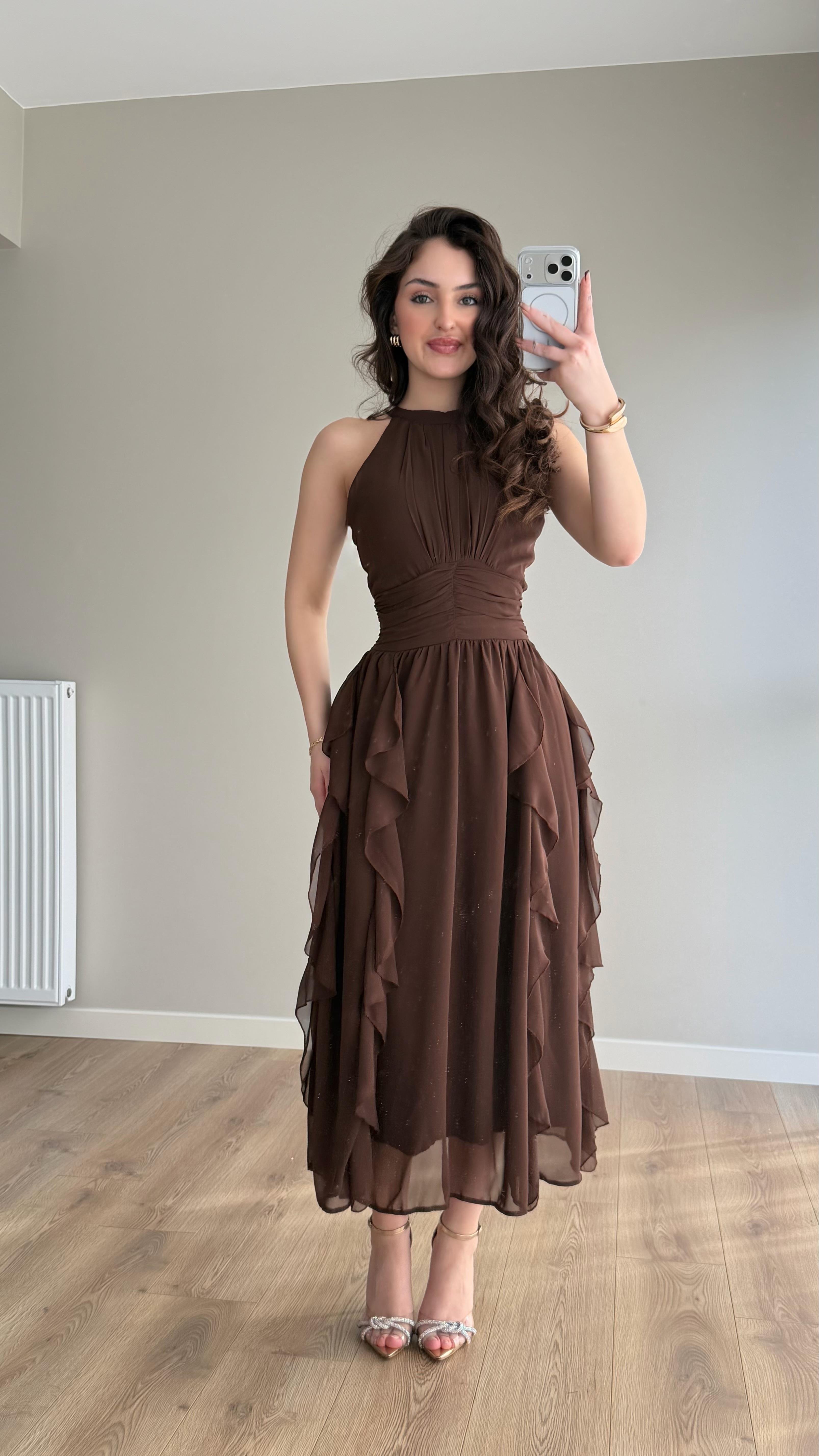 Şifon Drape Yaka Fırfırlı Elbise Kahverengi