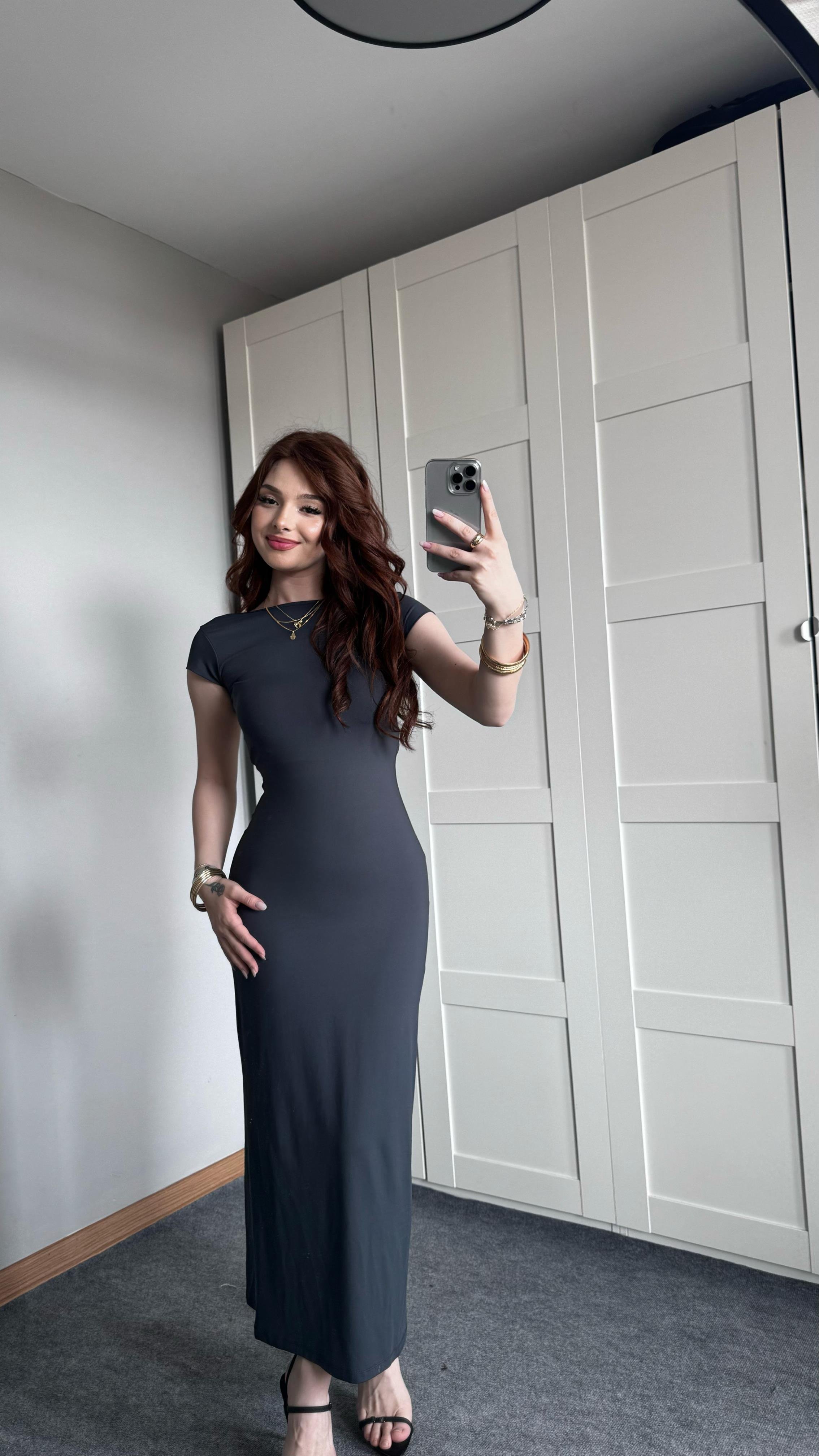 Sırt Dekolteli Gri Kısa Kol Elbise