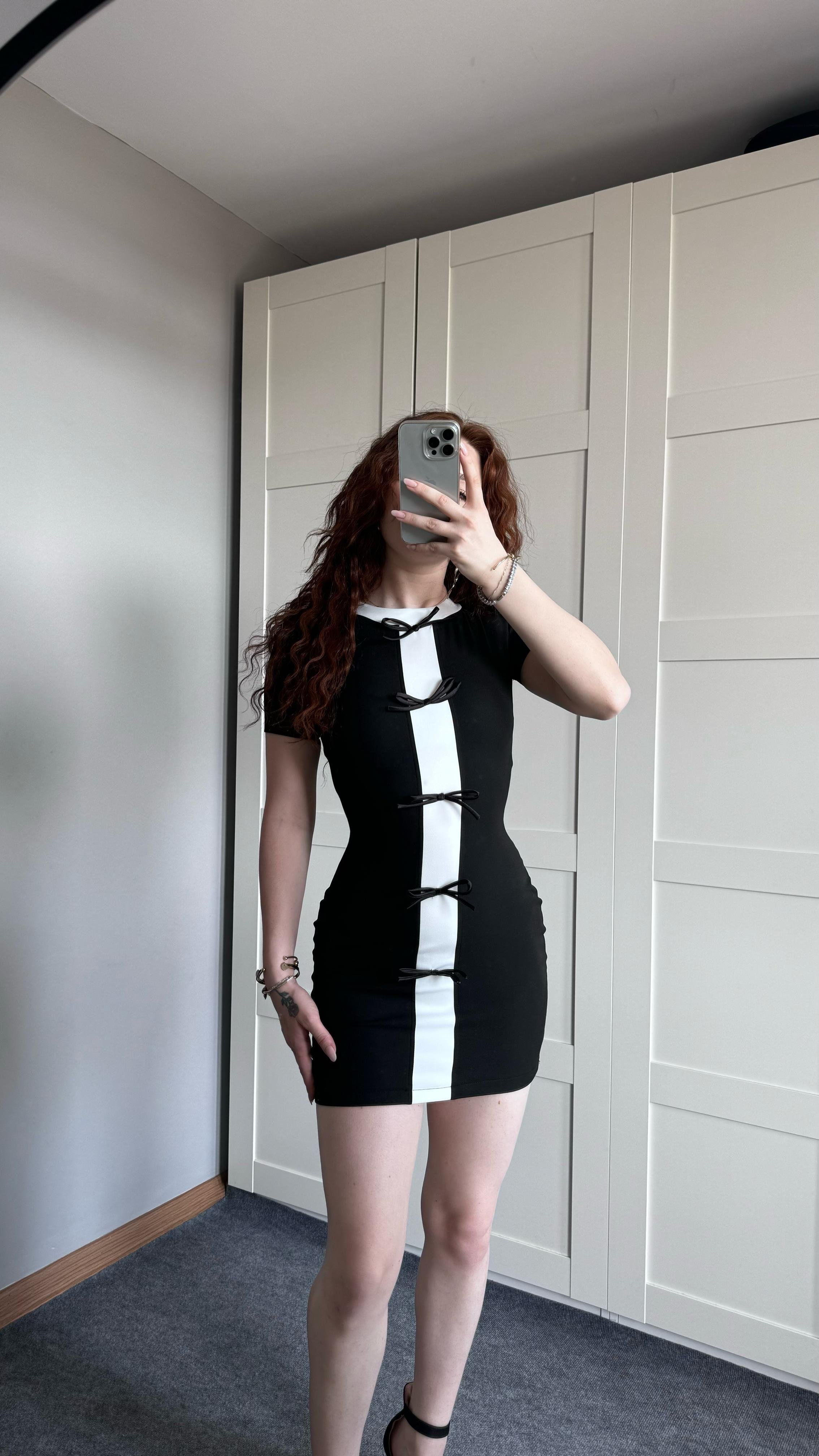 Siyah Beyaz Fiyonk Elbise