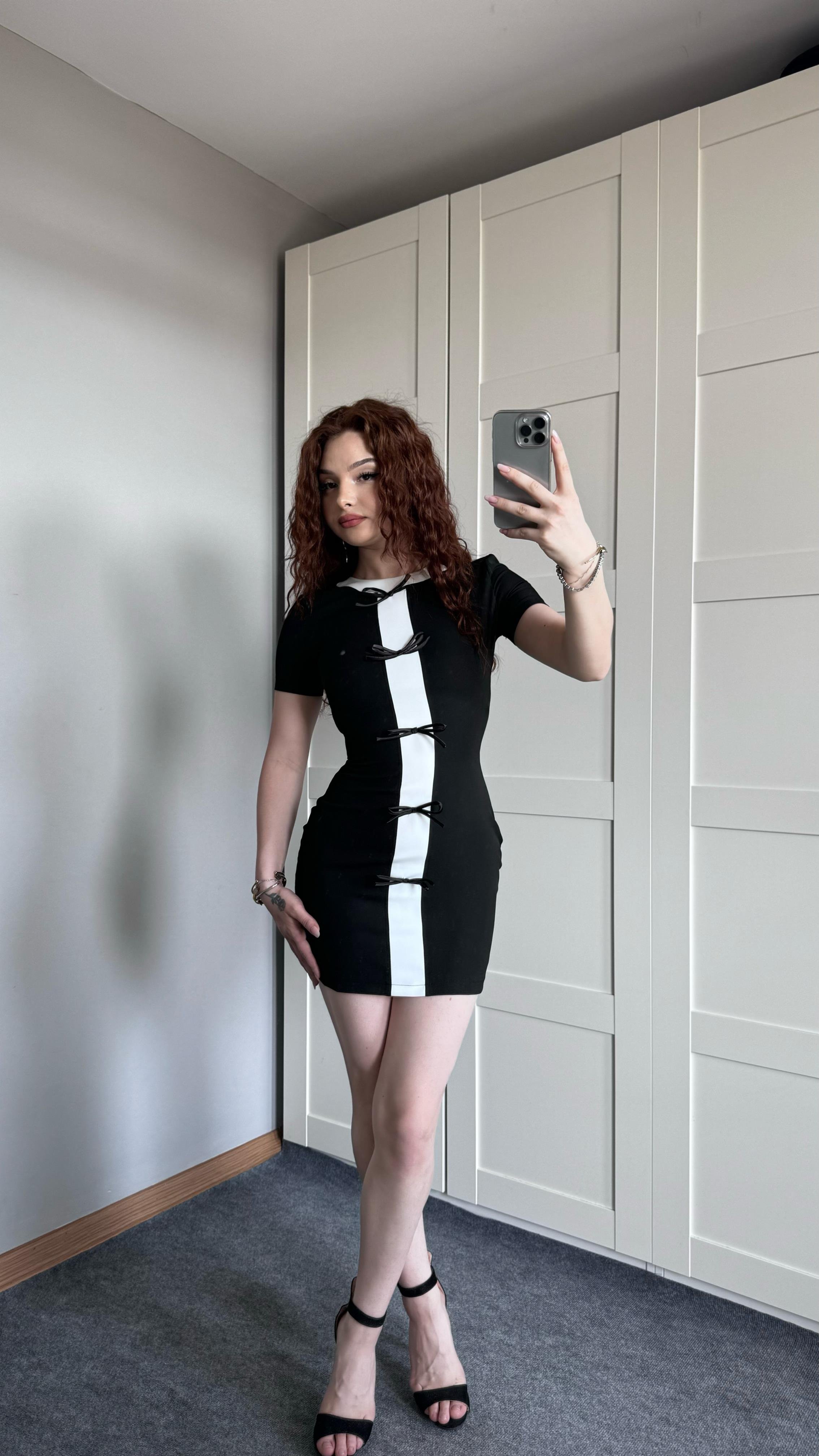 Siyah Beyaz Fiyonk Elbise