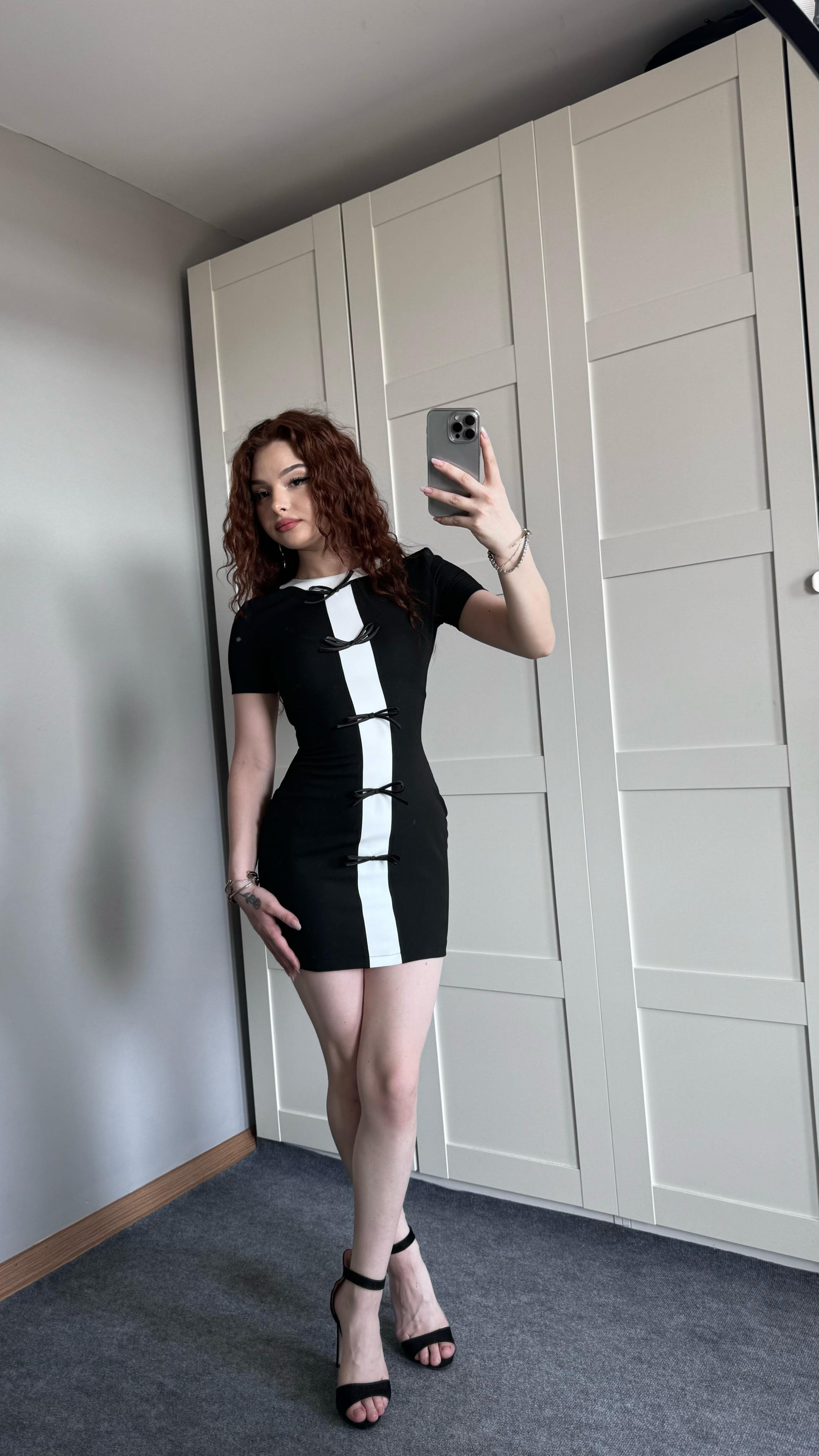 Siyah Beyaz Fiyonk Elbise