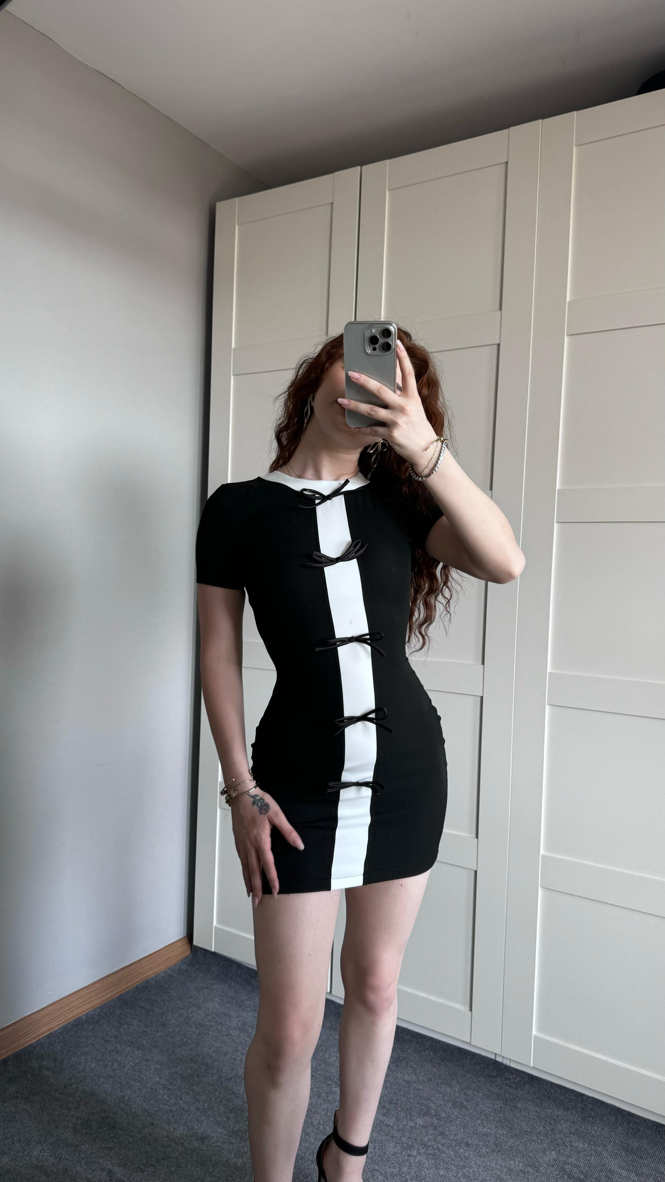Siyah Beyaz Fiyonk Elbise