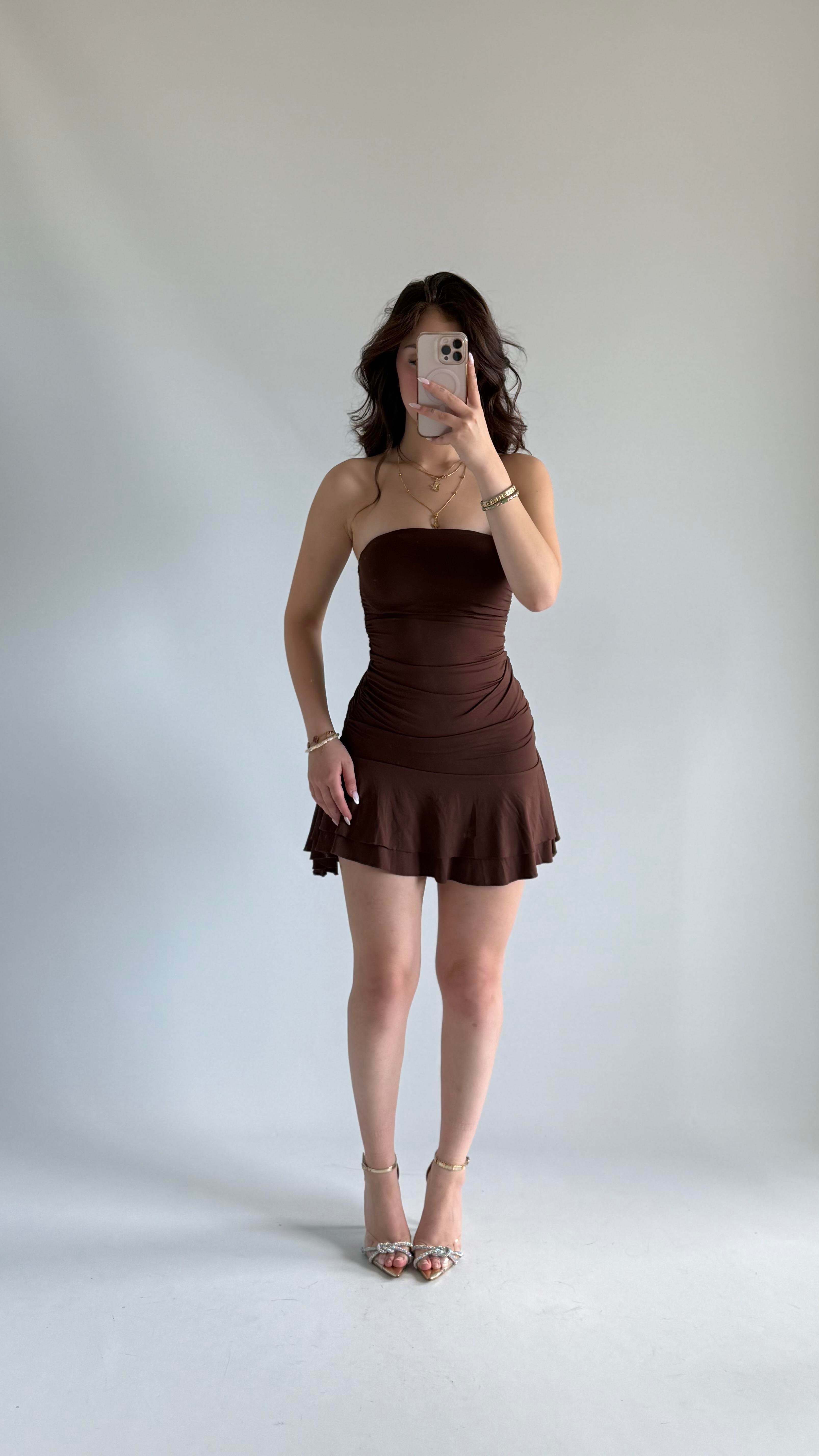 Straplez Mini Eteği Fırfırlı Elbise Kahverengi