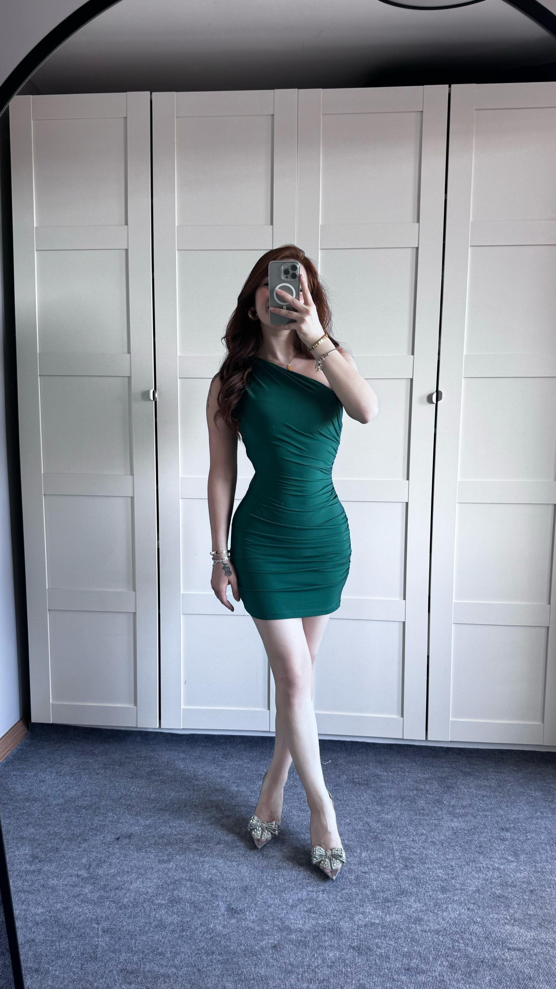 Tek Omuz Bel Ve Omuz Büzgülü Mini Zümrüt Yeşil Elbise