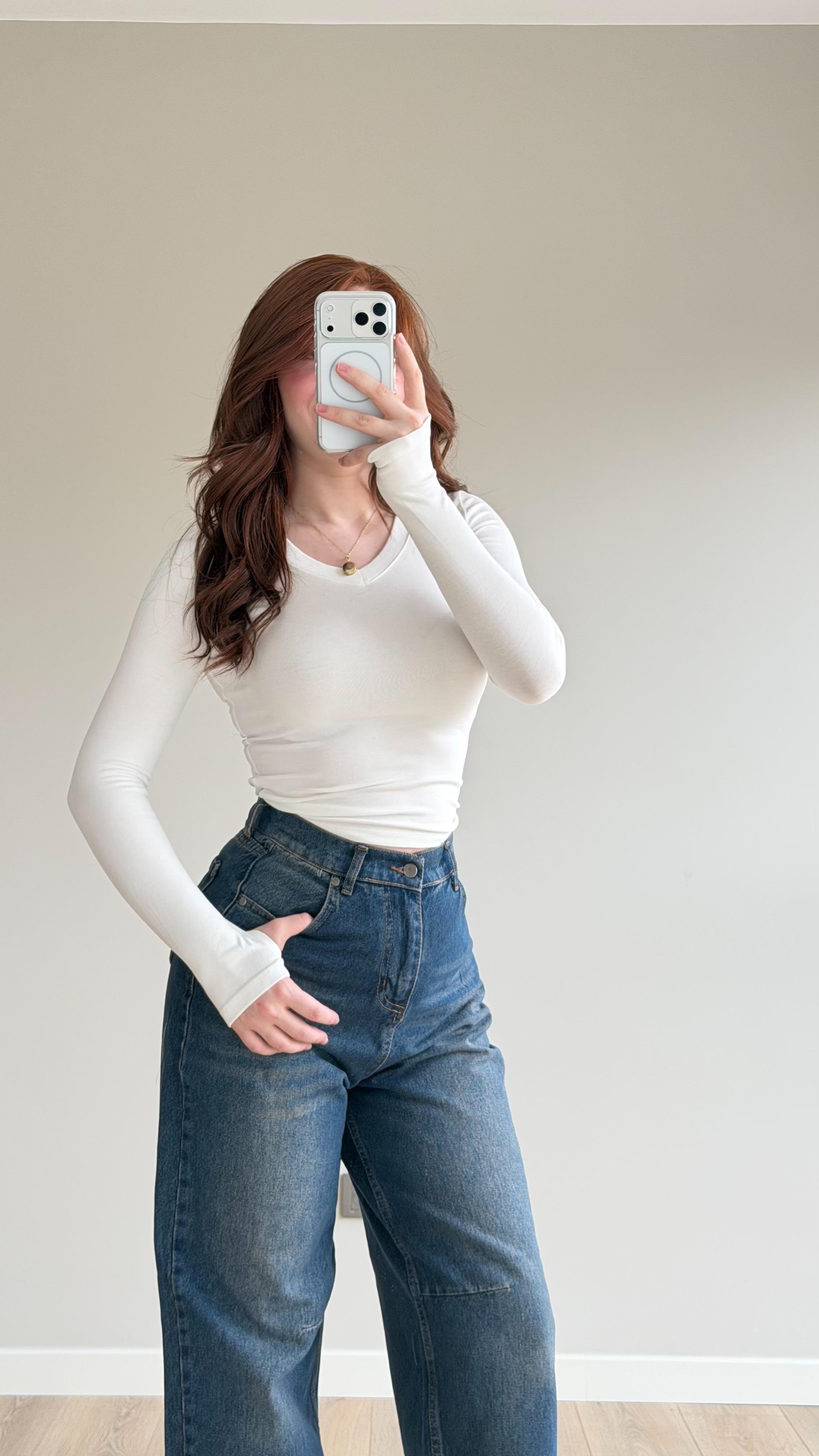 V yaka Parmak Geçirmeli Uzun Kol Crop Beyaz