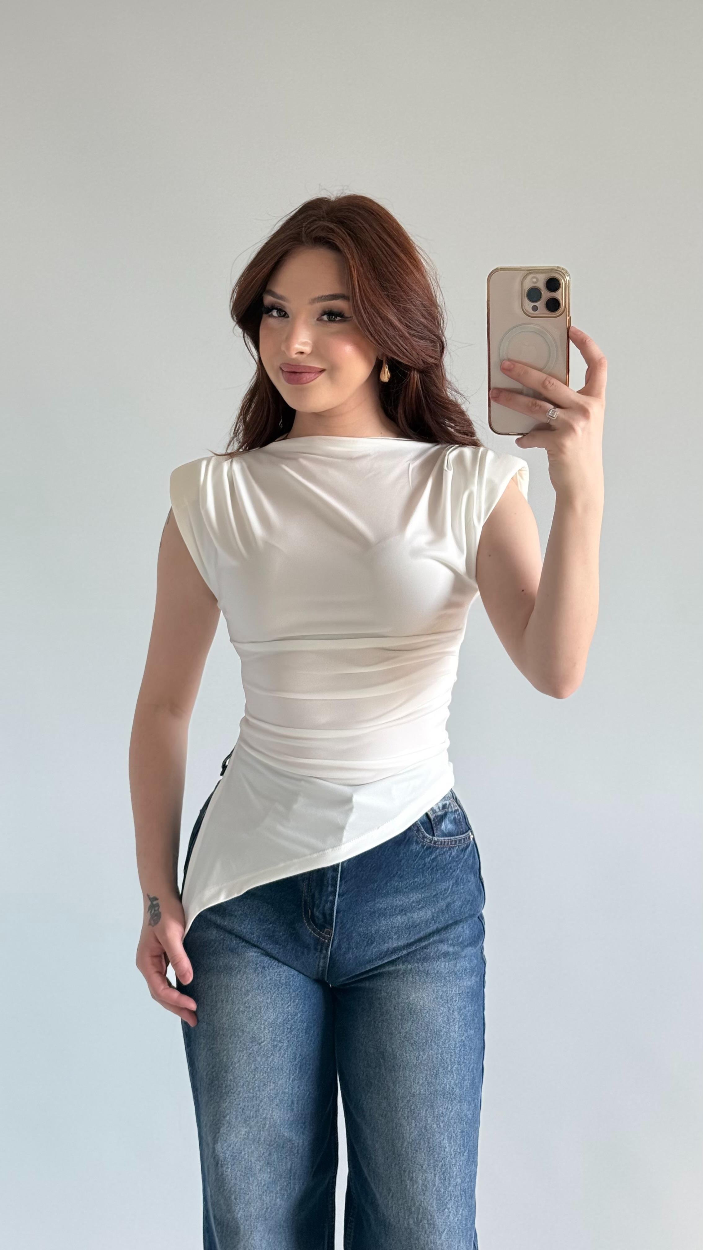 Vatkalı Asimetrik Sıfır Kol Bluz Beyaz