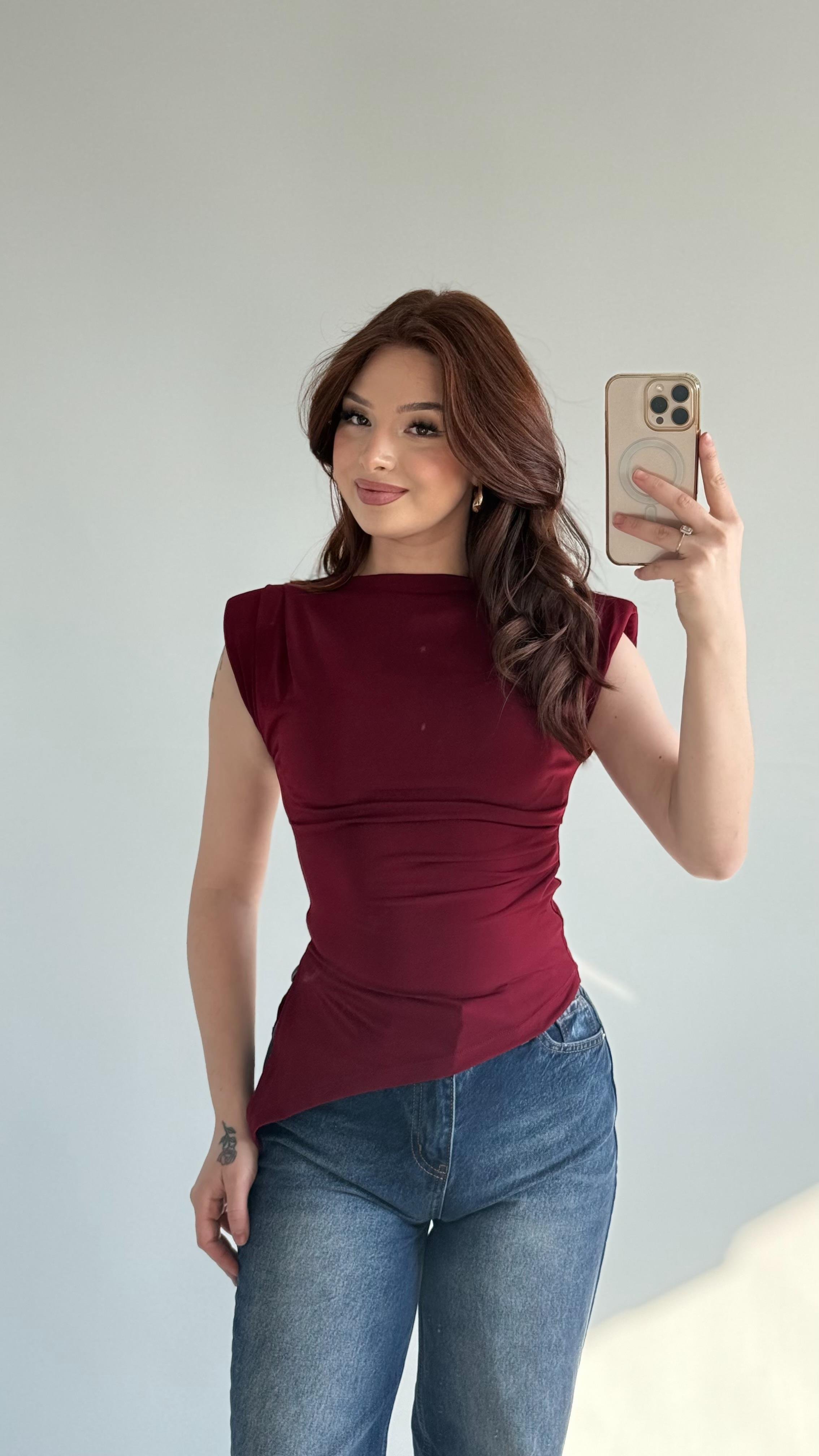 Vatkalı Asimetrik Sıfır Kol Bluz Bordo