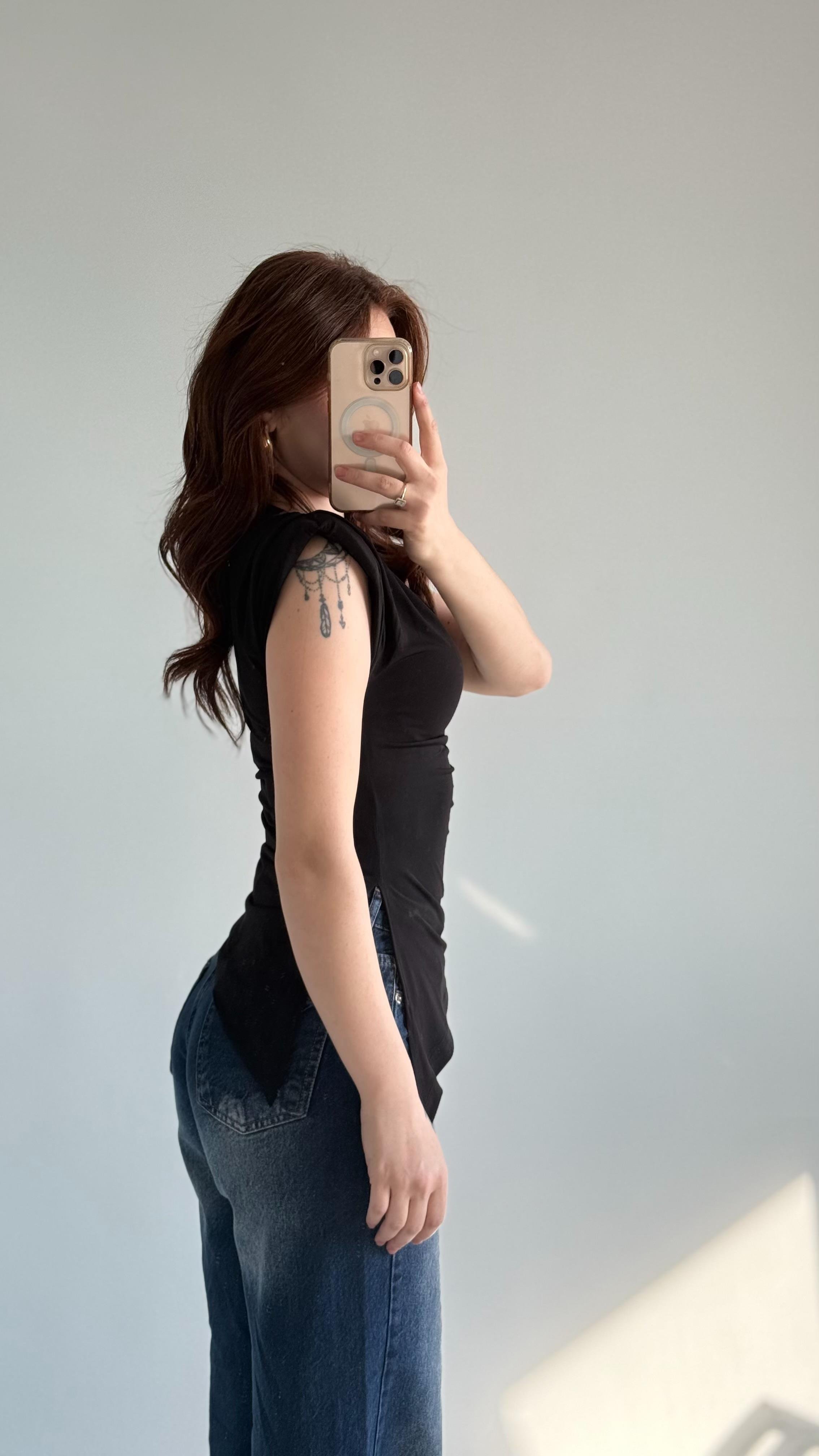 Vatkalı Asimetrik Sıfır Kol Bluz Siyah