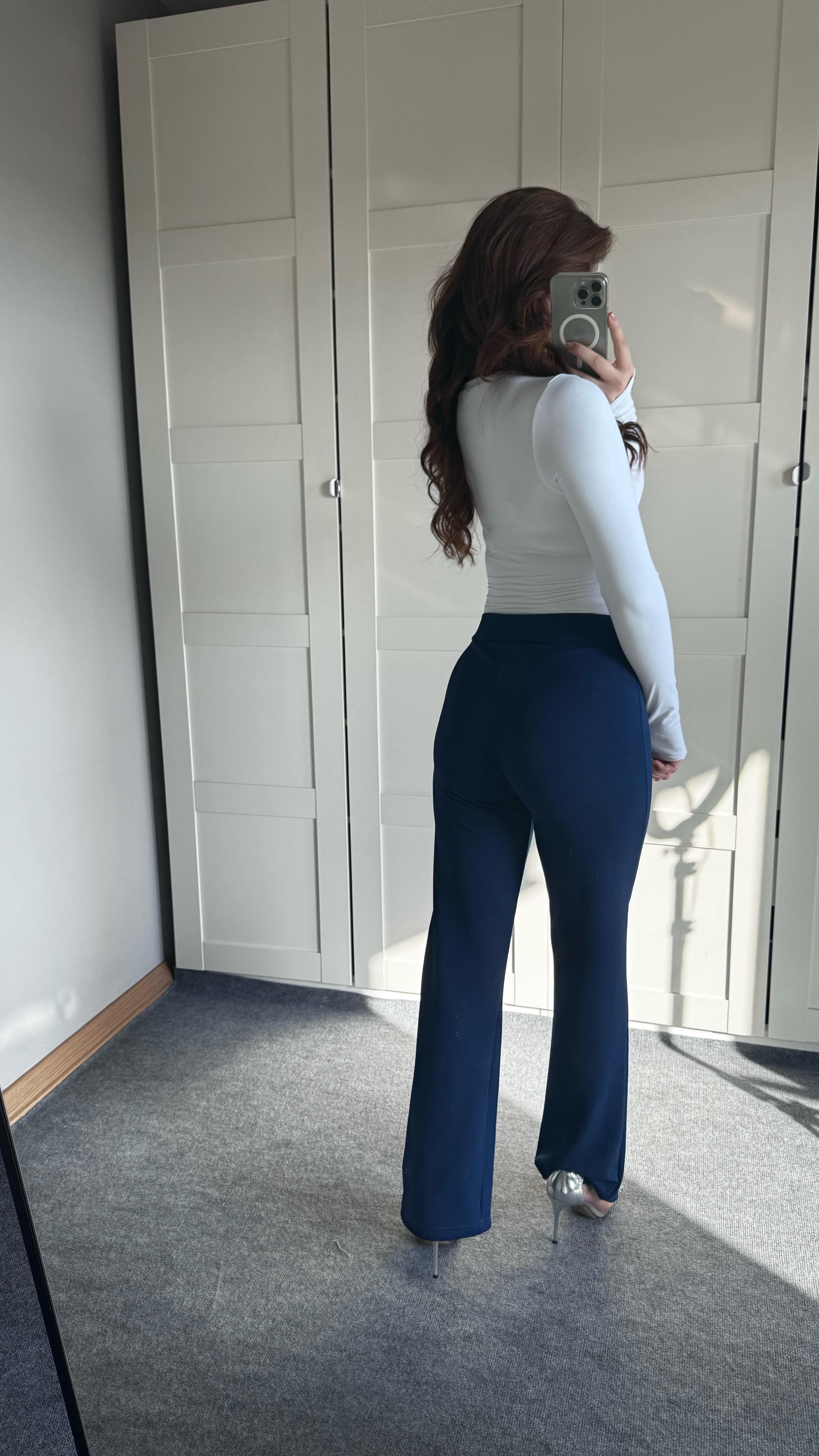 Vücudu Saran El Detaylı Bluz Beyaz