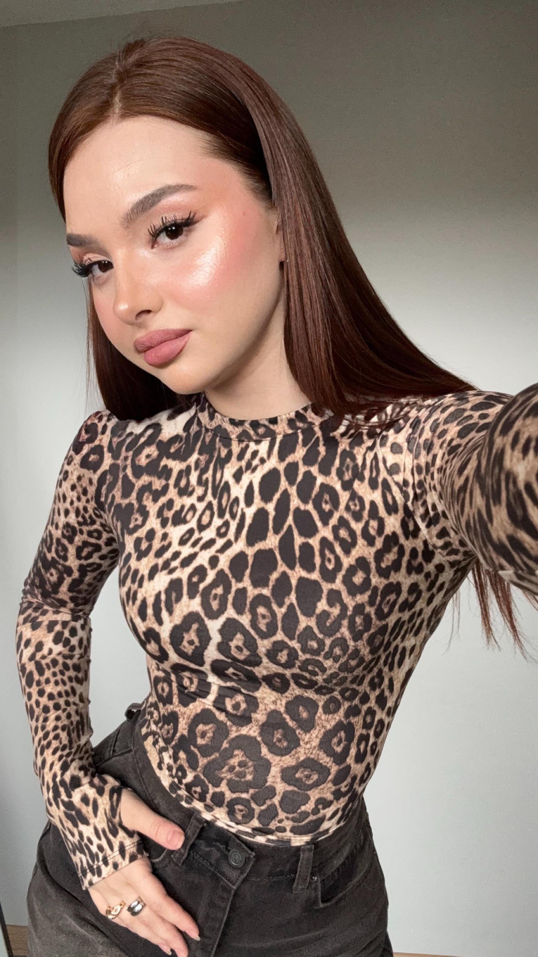 Vücudu Saran El Detaylı Bluz Leopar
