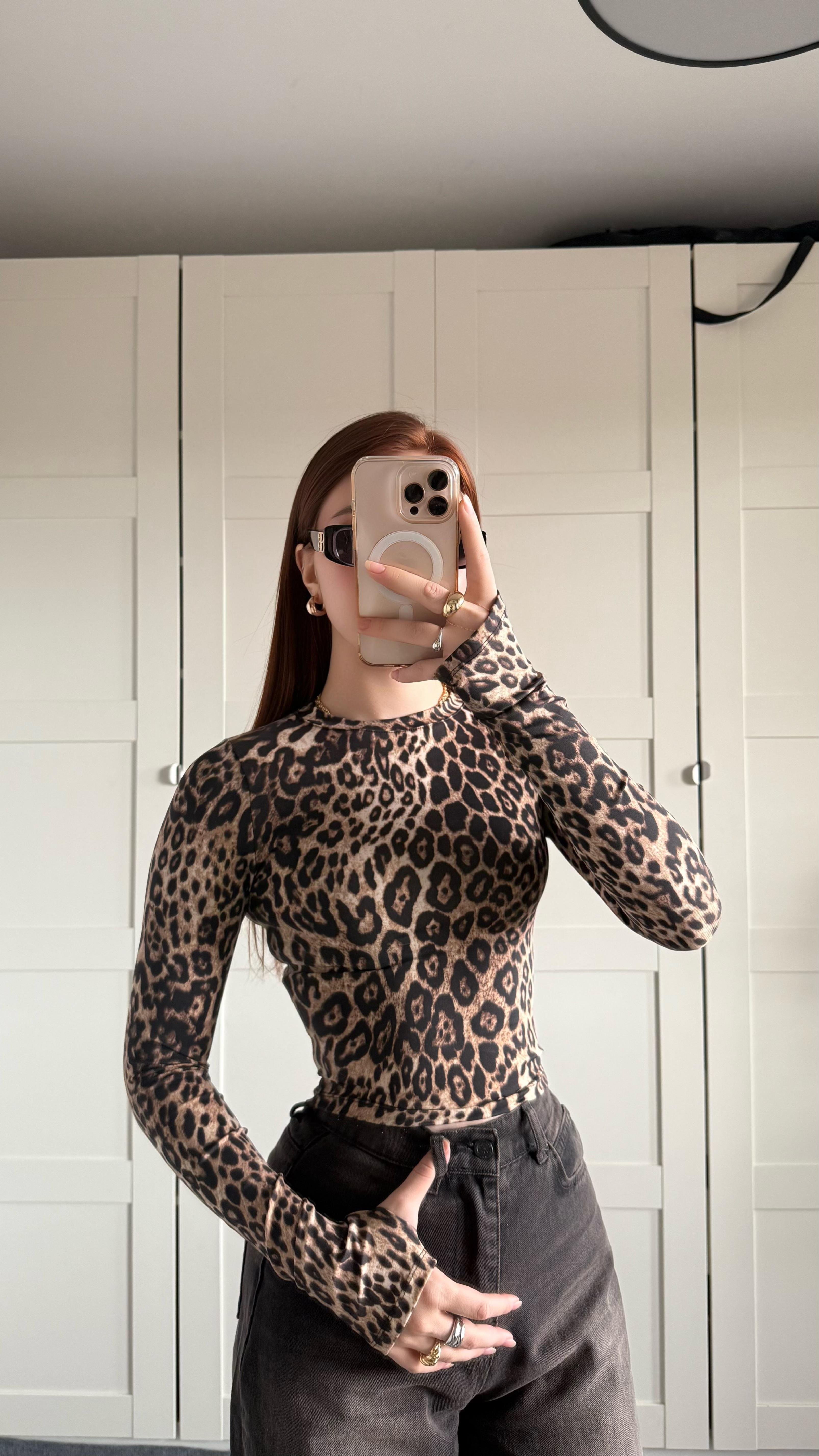 Vücudu Saran El Detaylı Bluz Leopar