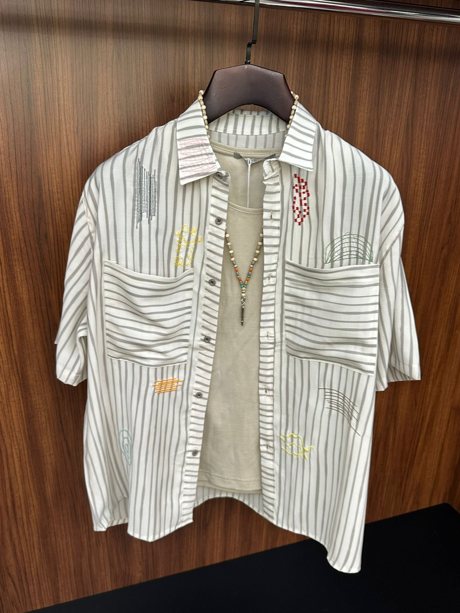 Nakış Desenli Çizgili Kısa Kol Gömlek
