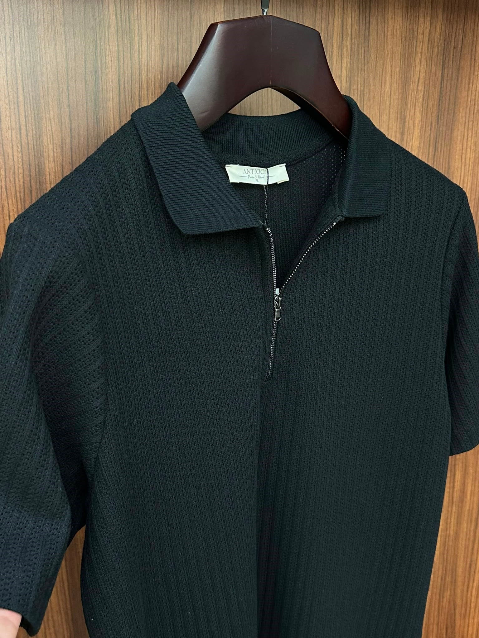 Nakış İşlemeli Fermuarlı Yakalı Triko T-Shirt