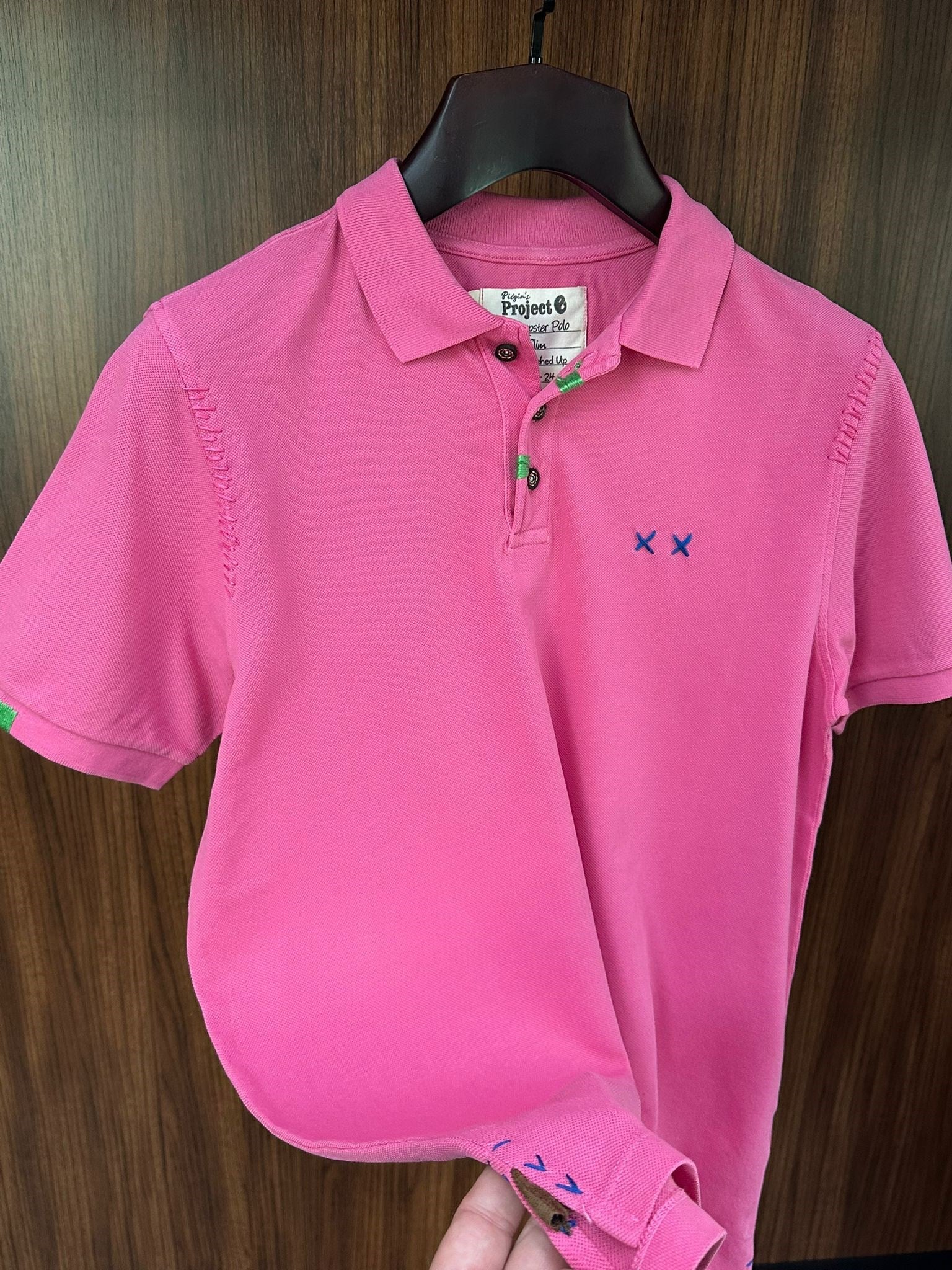 Nakış Logolu Tahta Düğmeli Yakalı T-Shirt