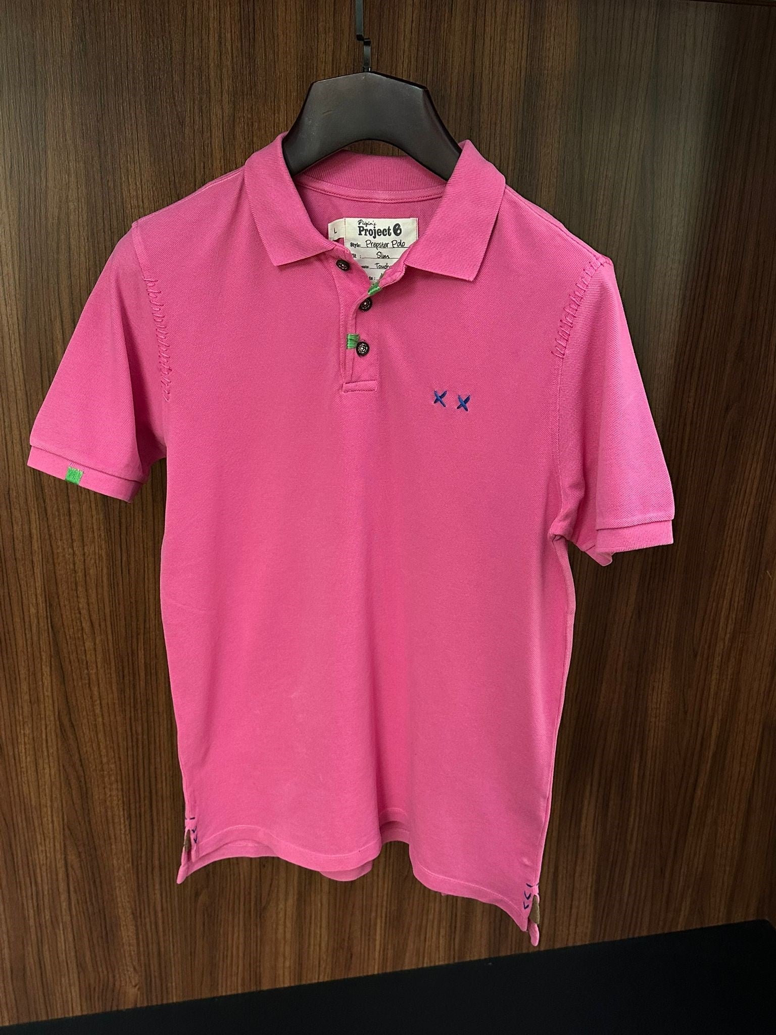 Nakış Logolu Tahta Düğmeli Yakalı T-Shirt