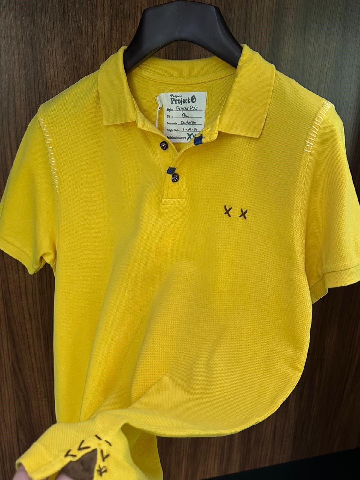 Nakış Logolu Tahta Düğmeli Yakalı T-Shirt