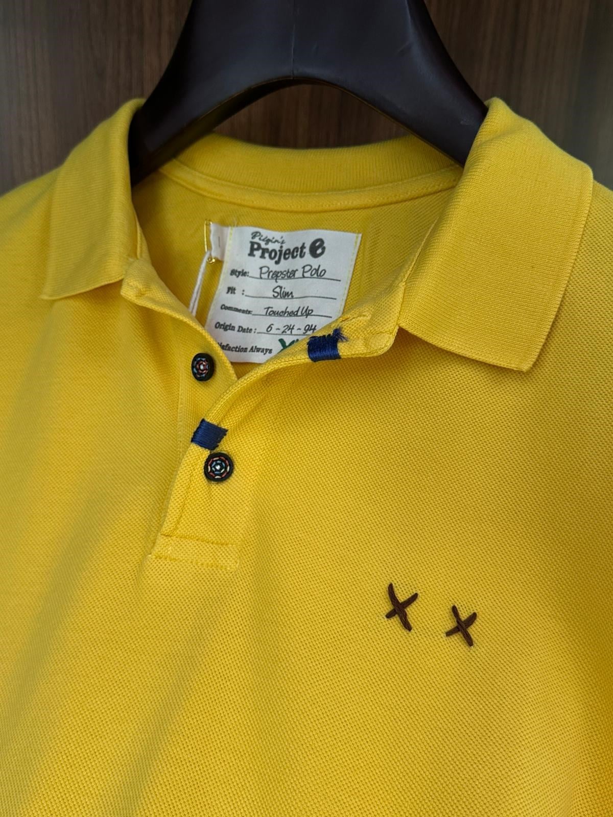 Nakış Logolu Tahta Düğmeli Yakalı T-Shirt