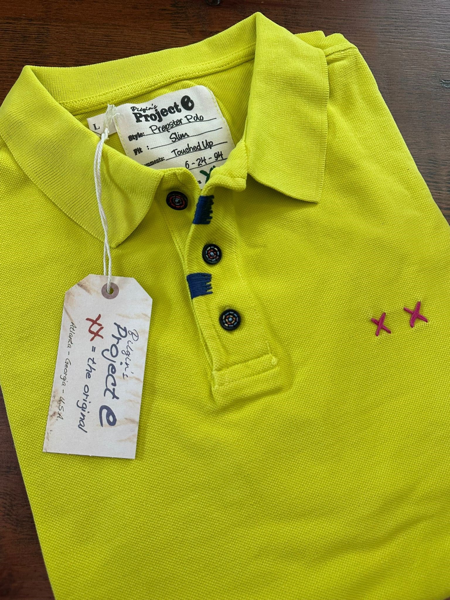 Nakış Logolu Tahta Düğmeli Yakalı T-Shirt