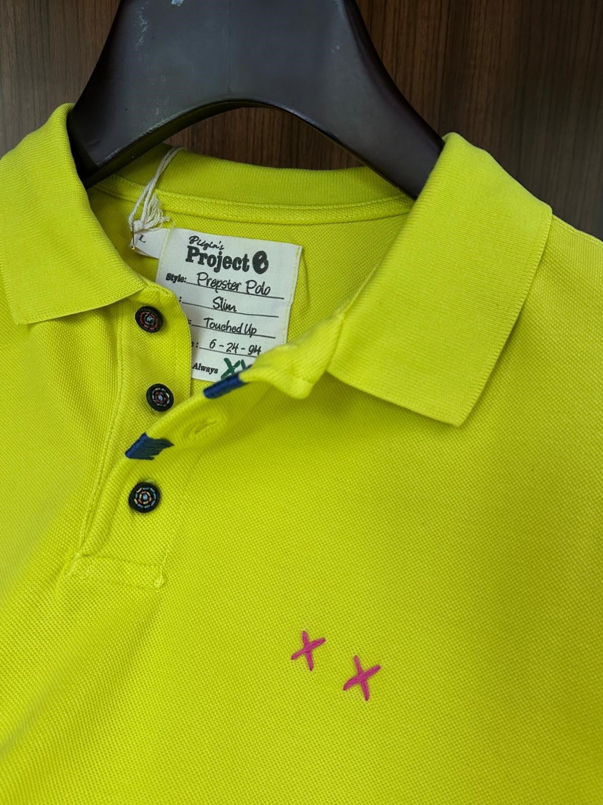 Nakış Logolu Tahta Düğmeli Yakalı T-Shirt