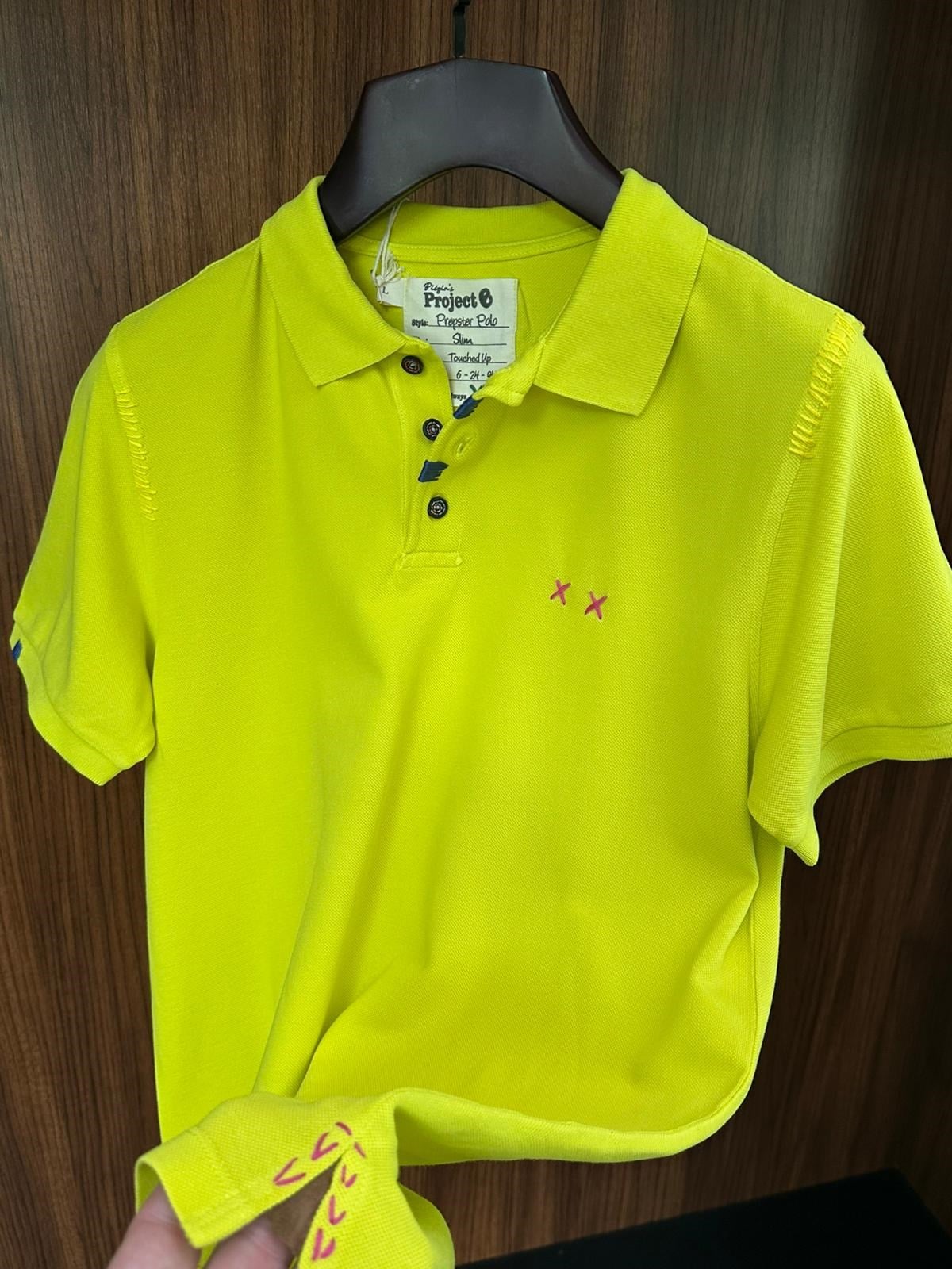 Nakış Logolu Tahta Düğmeli Yakalı T-Shirt