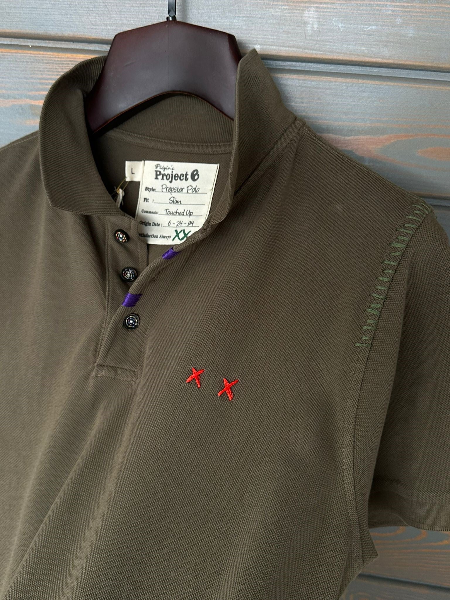 Nakış Logolu Tahta Düğmeli Yakalı T-Shirt