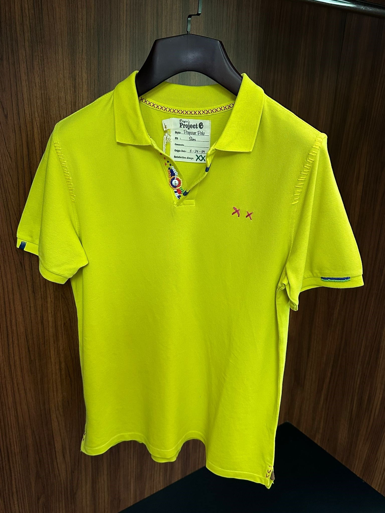 Nakış Logolu Yaka Boncuk Detaylı T-Shirt