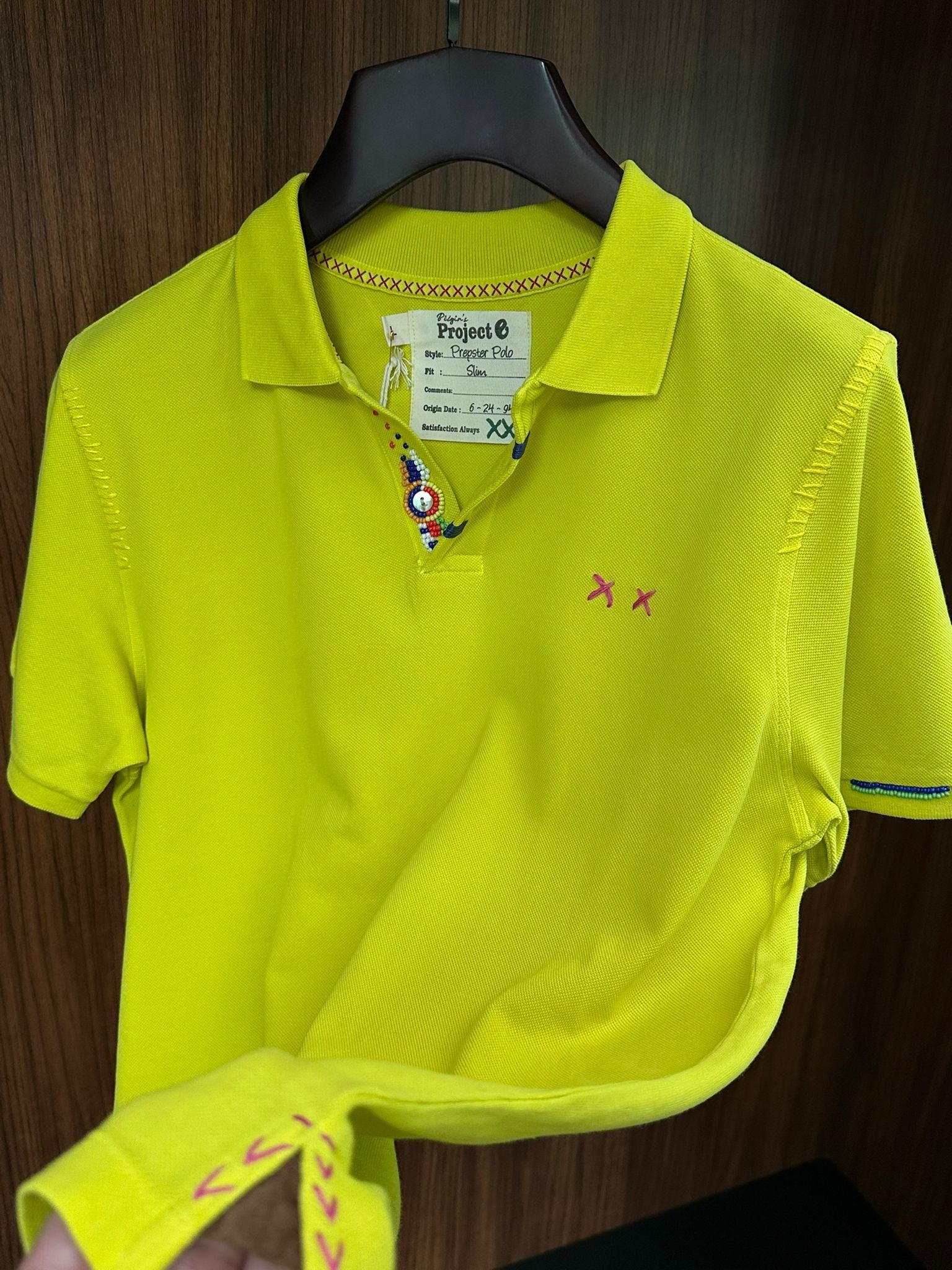 Nakış Logolu Yaka Boncuk Detaylı T-Shirt